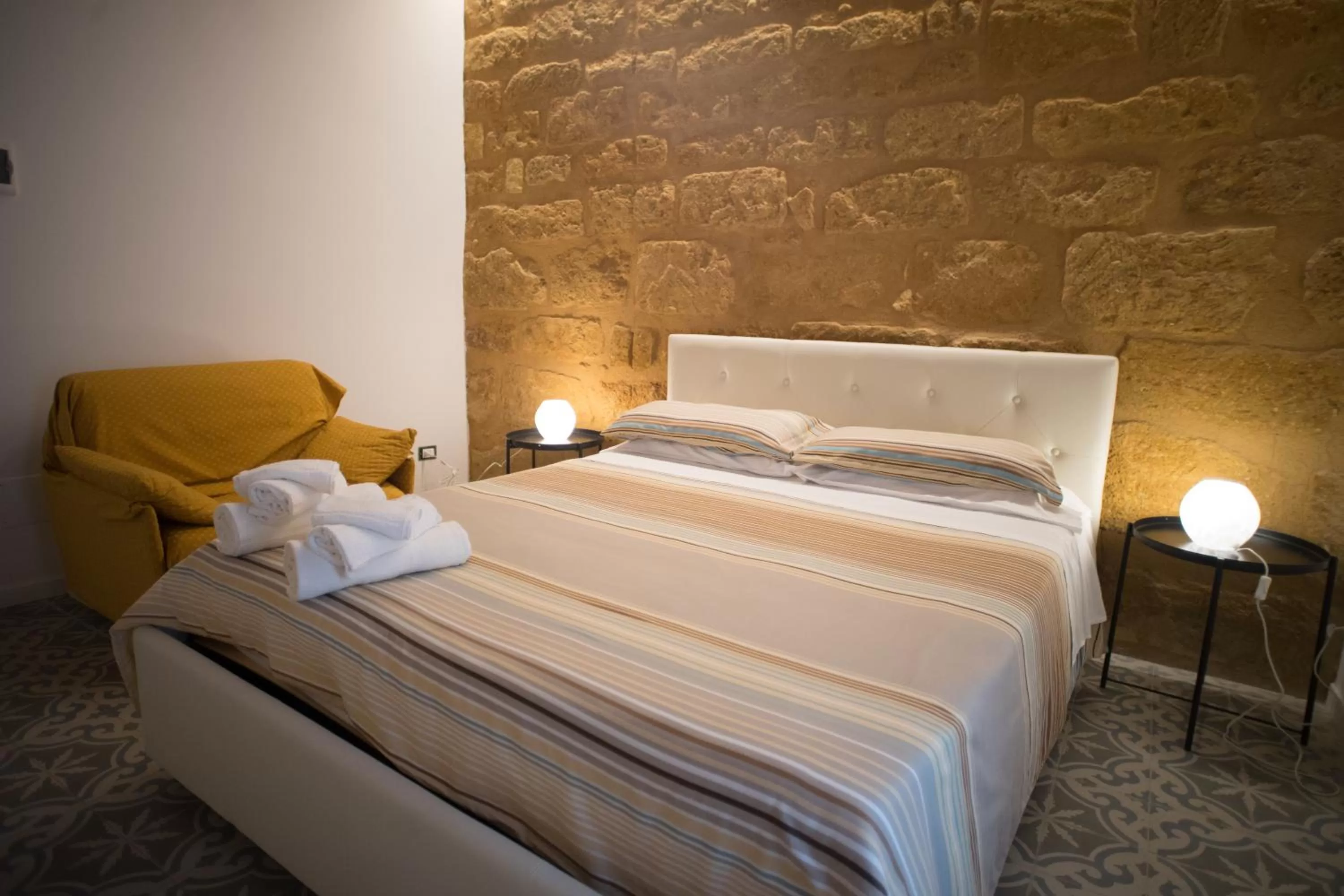 Photo of the whole room, Bed in B&B Kolymbetra