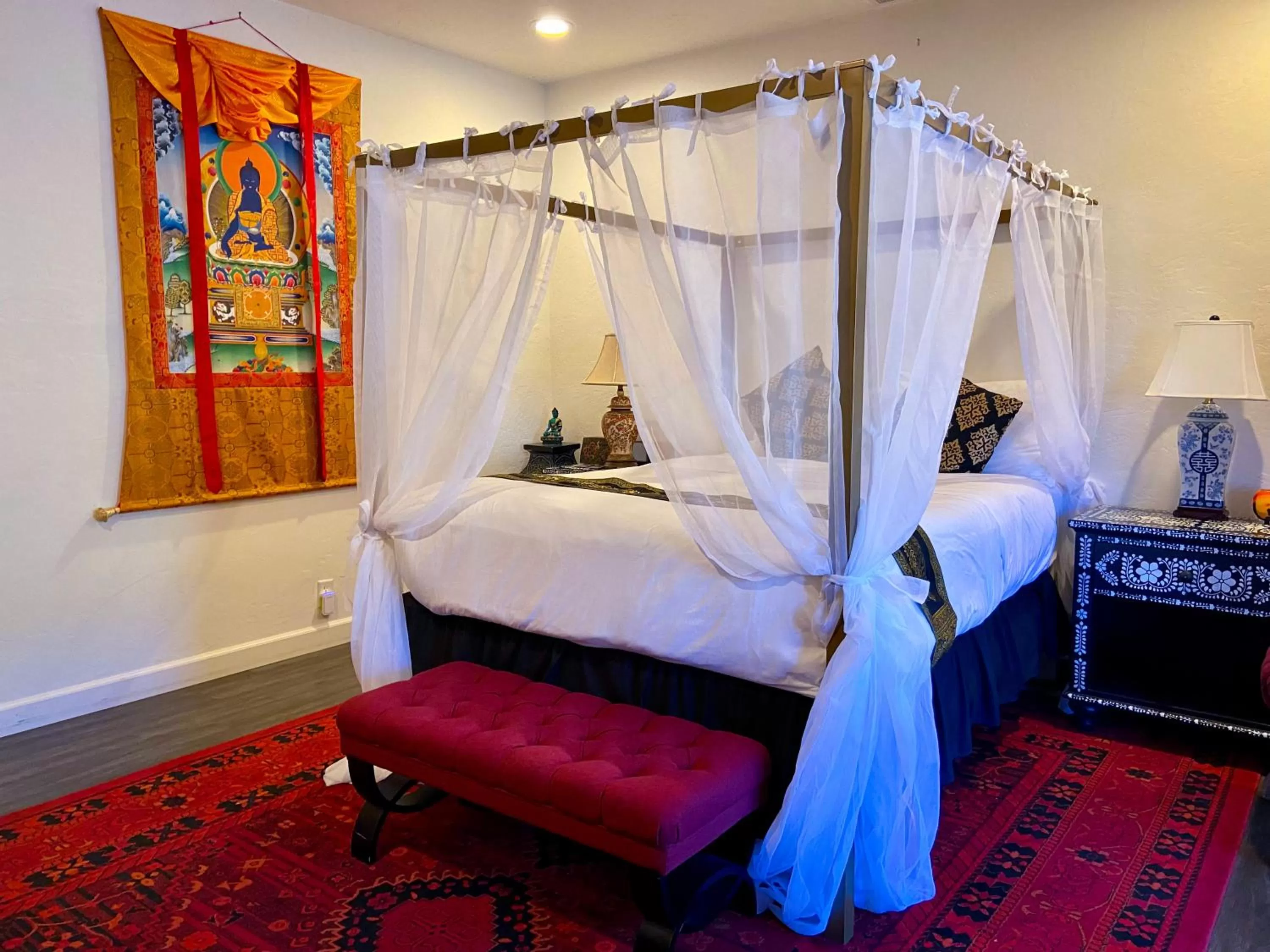 Bed in Quiet Mind Mountain Lodge, Retreat & Spa