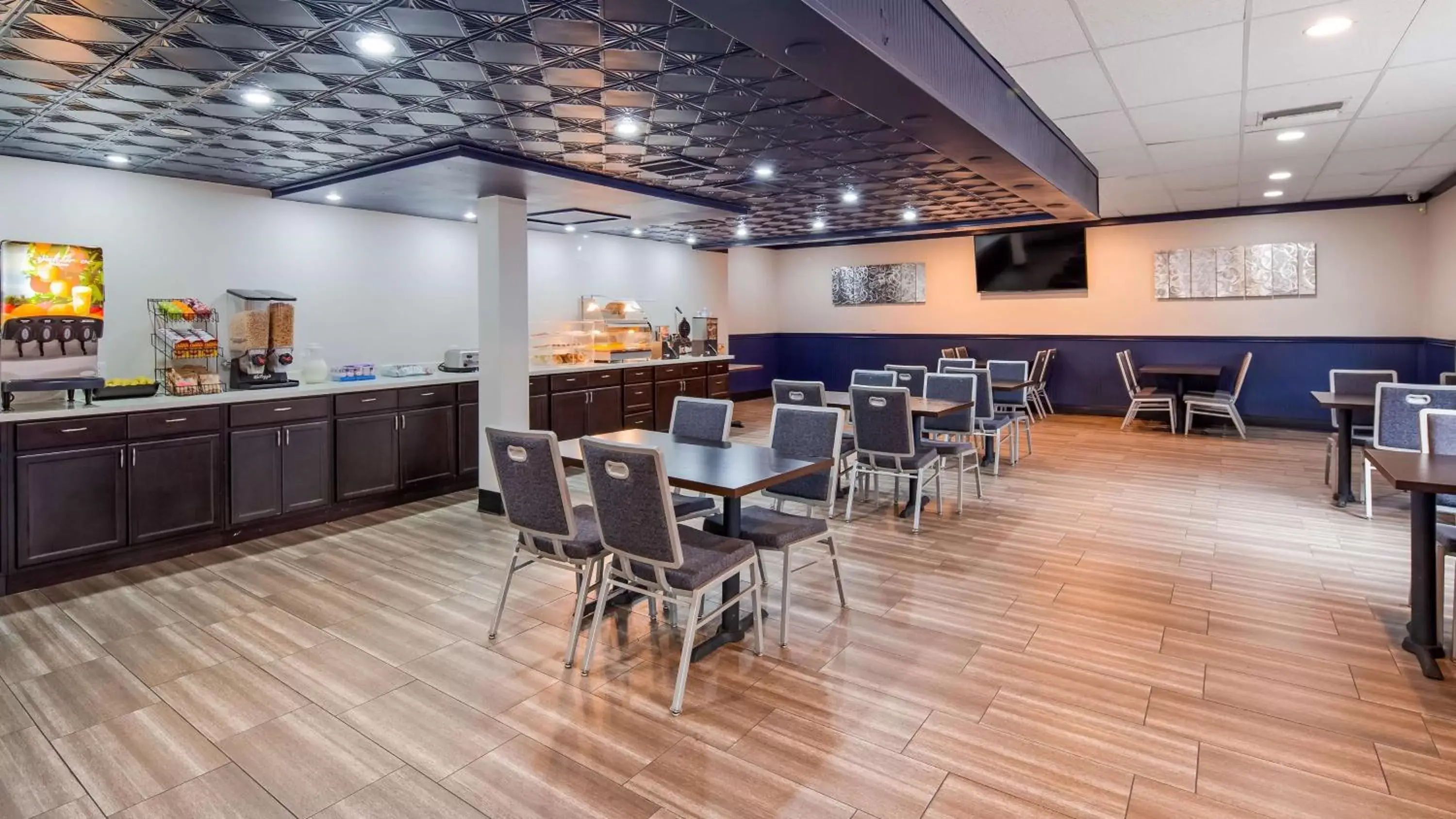 Restaurant/places to eat in SureStay Plus Hotel by Best Western Sacramento Cal Expo Restaurant/places to eat in SureStay Plus Hotel by Best Western Sacramento Cal Expo