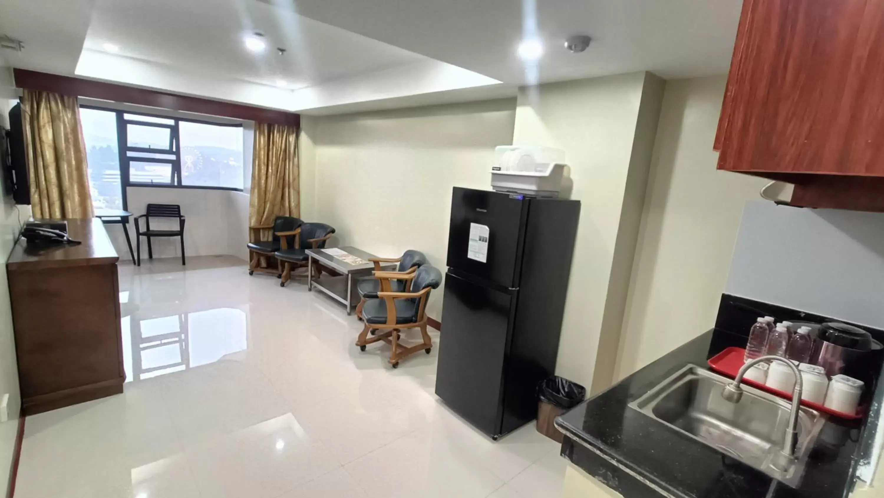 Kitchen or kitchenette, Seating Area in 456 Hotel