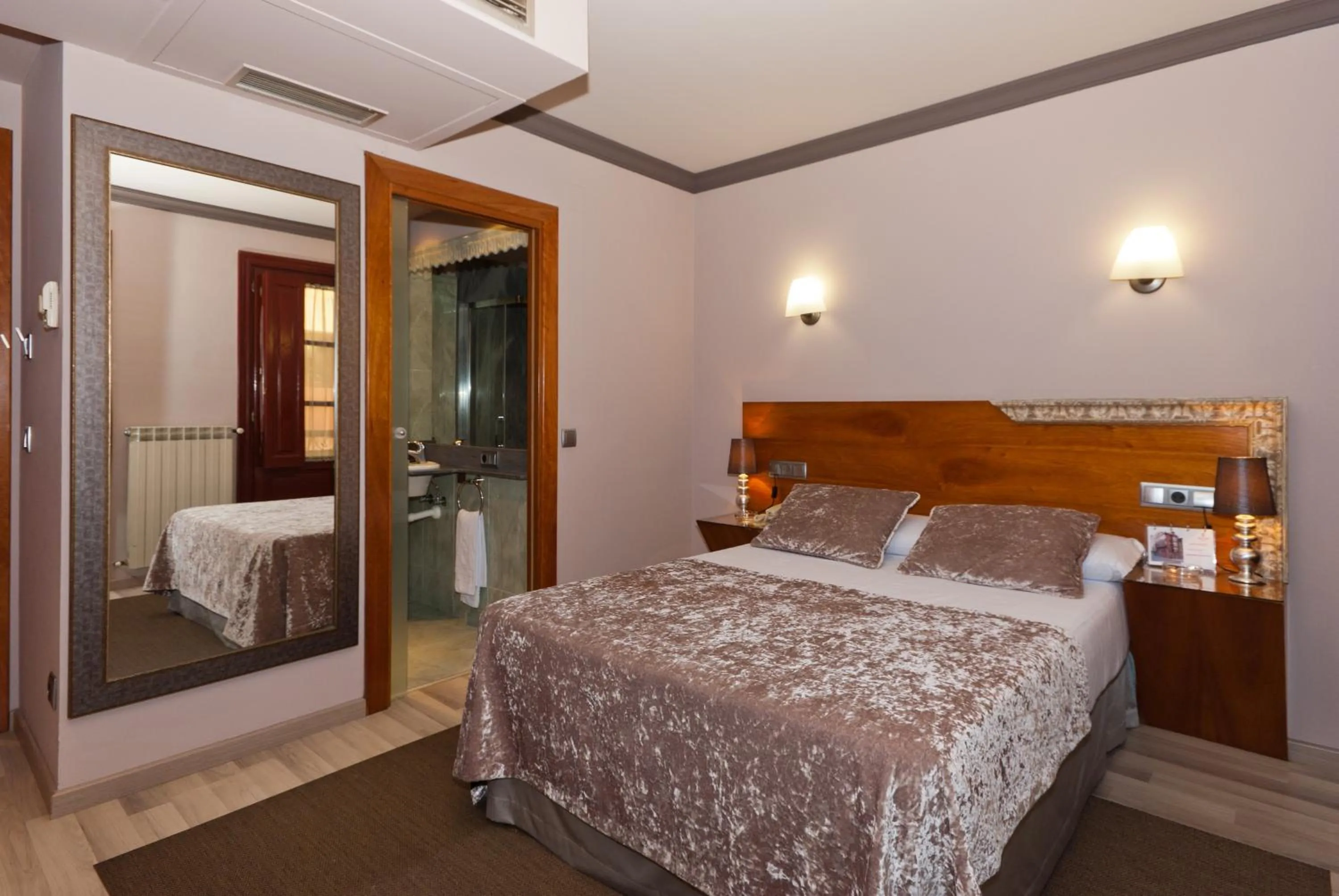 Photo of the whole room, Bed in Hotel Vetusta