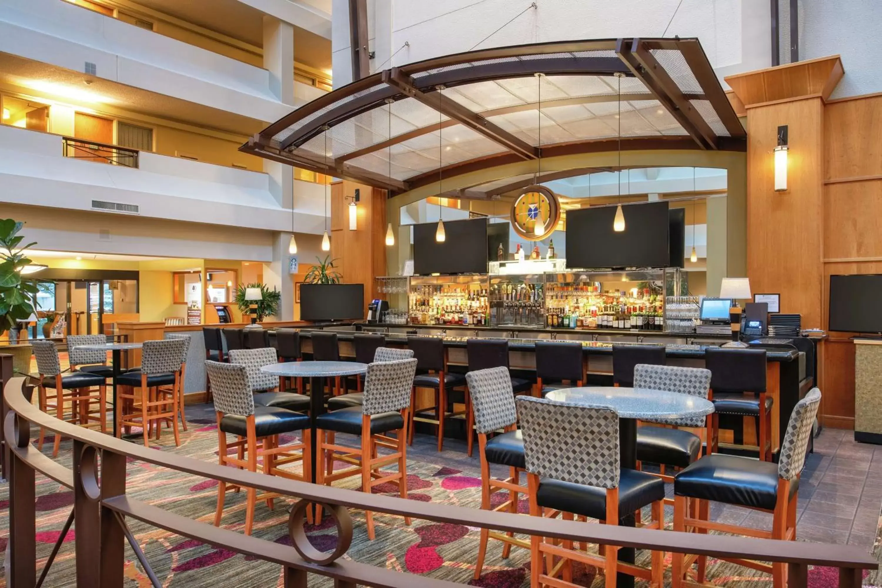 Lounge or bar, Restaurant/Places to Eat in DoubleTree Suites by Hilton Seattle Airport/Southcenter