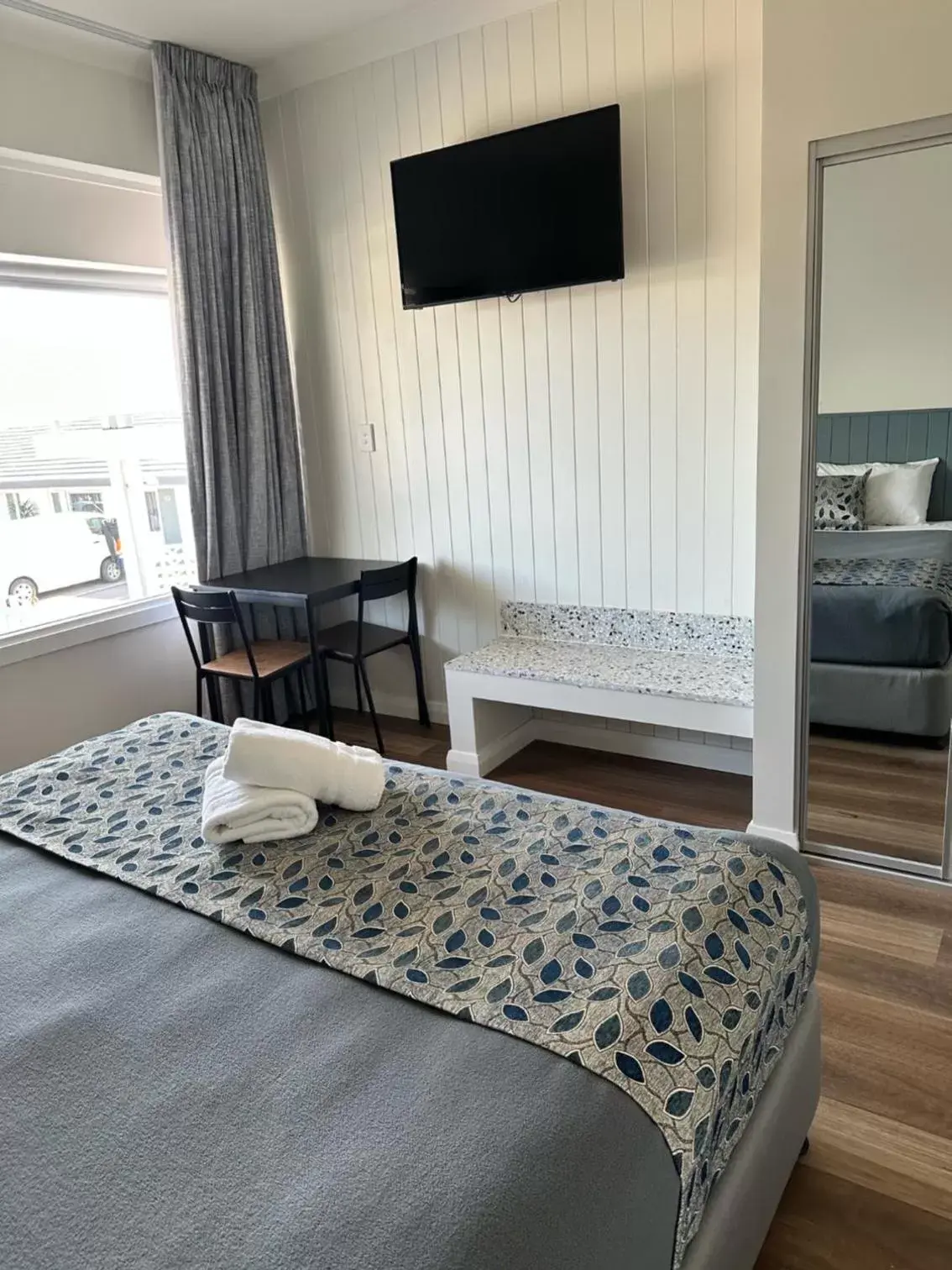 Bed, TV/Entertainment Center in Surf Beach Motel Newcastle