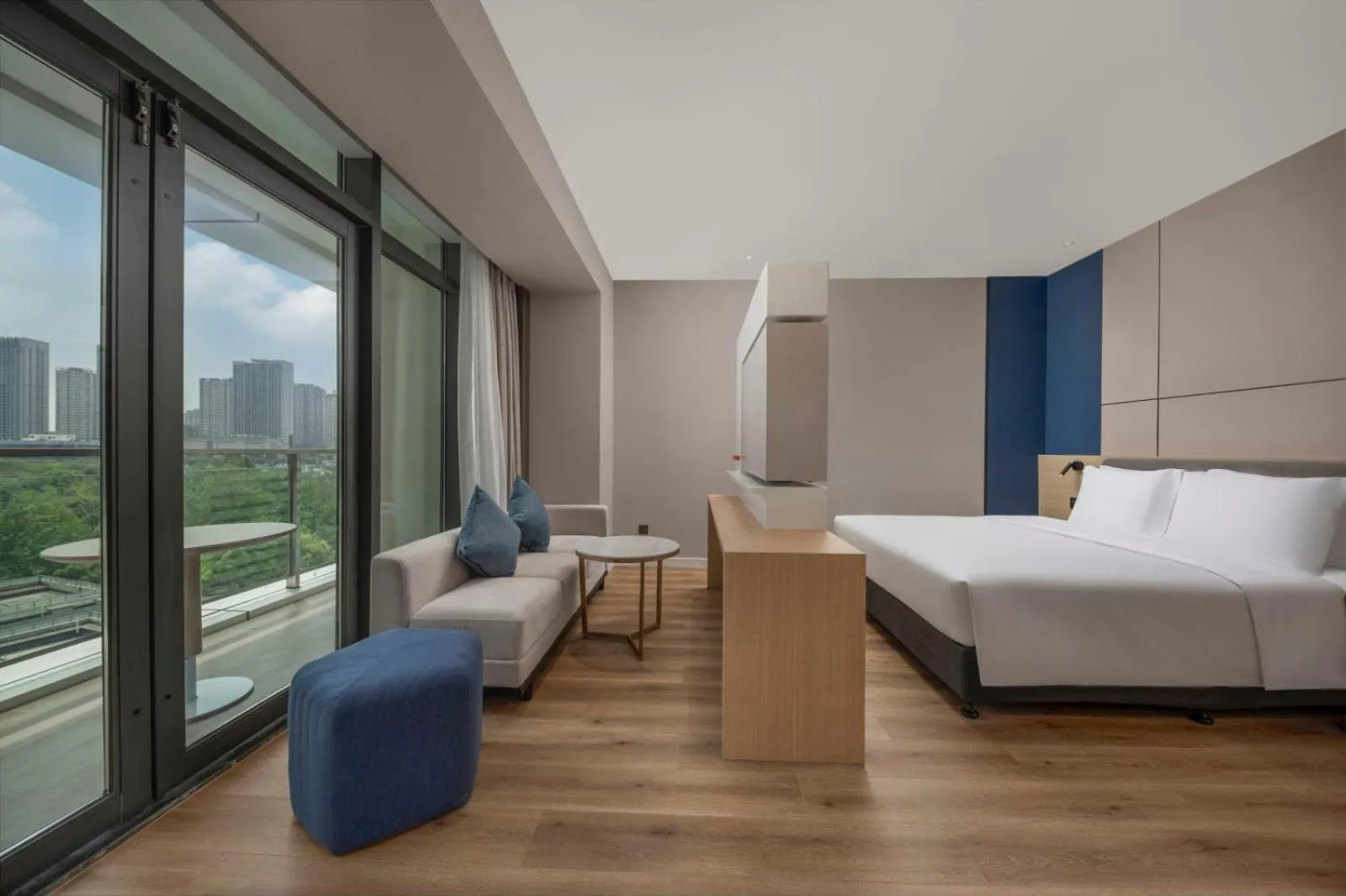 Photo of the whole room, Bed in Holiday Inn Express Chongqing Caiyun Lake by IHG