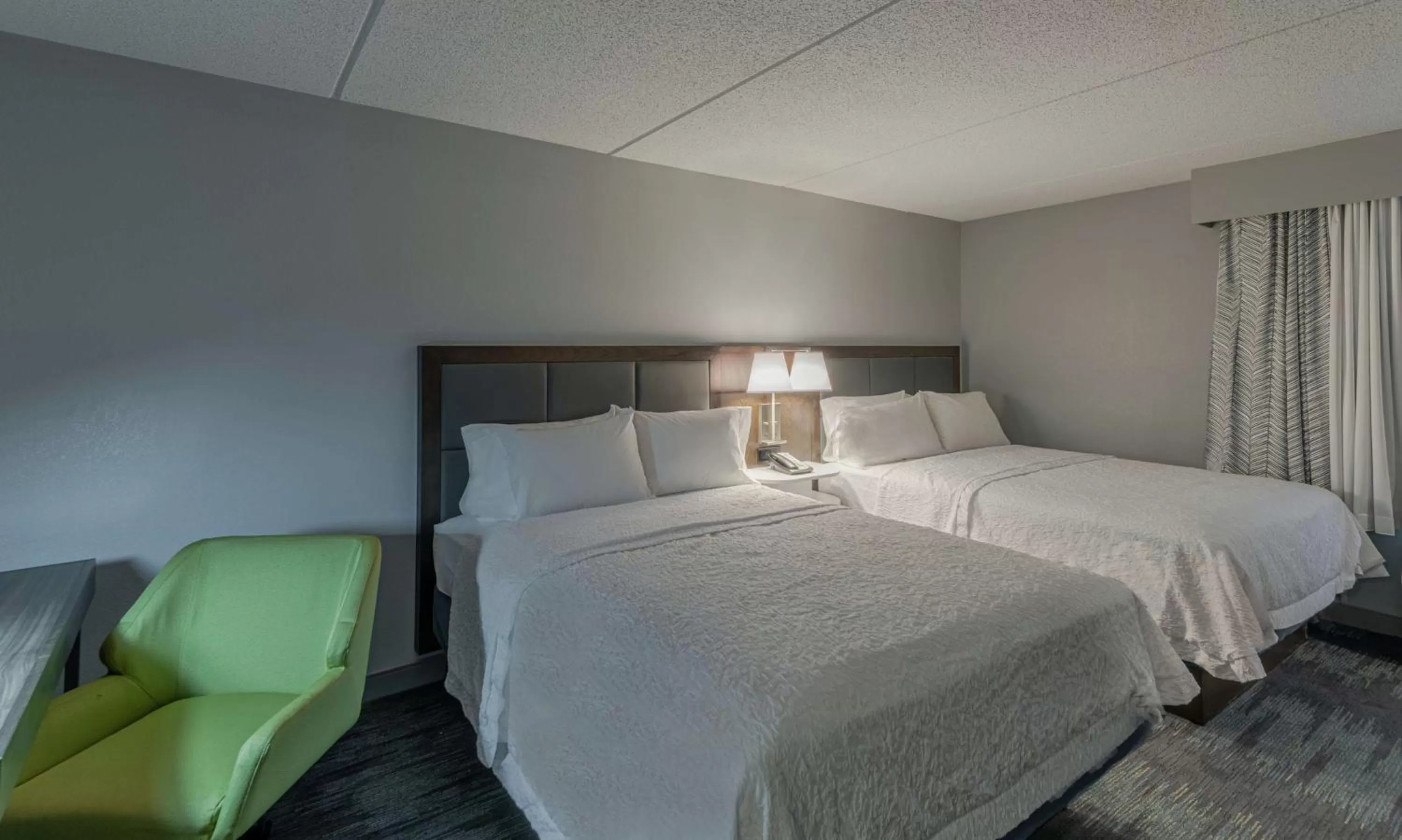 Bed in Hampton Inn Waldorf