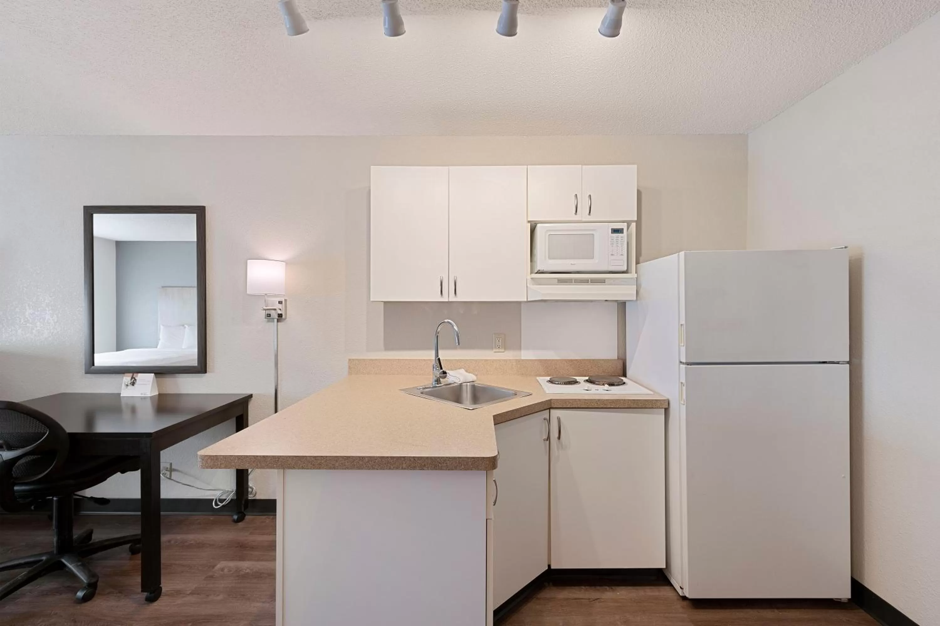 Kitchen or kitchenette in Extended Stay America Select Suites - Charlotte - Tyvola Rd