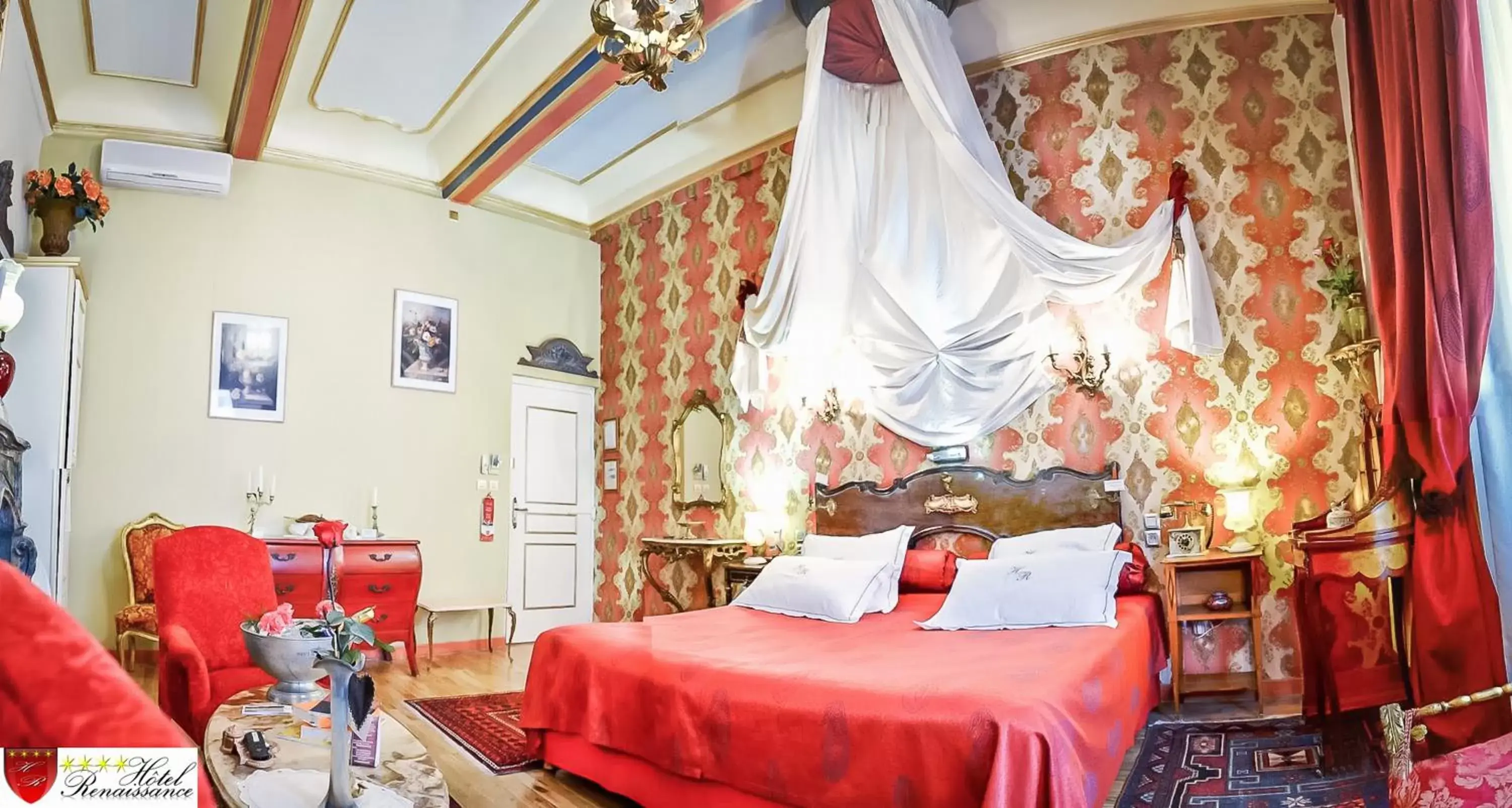 Bedroom in Hôtel Renaissance