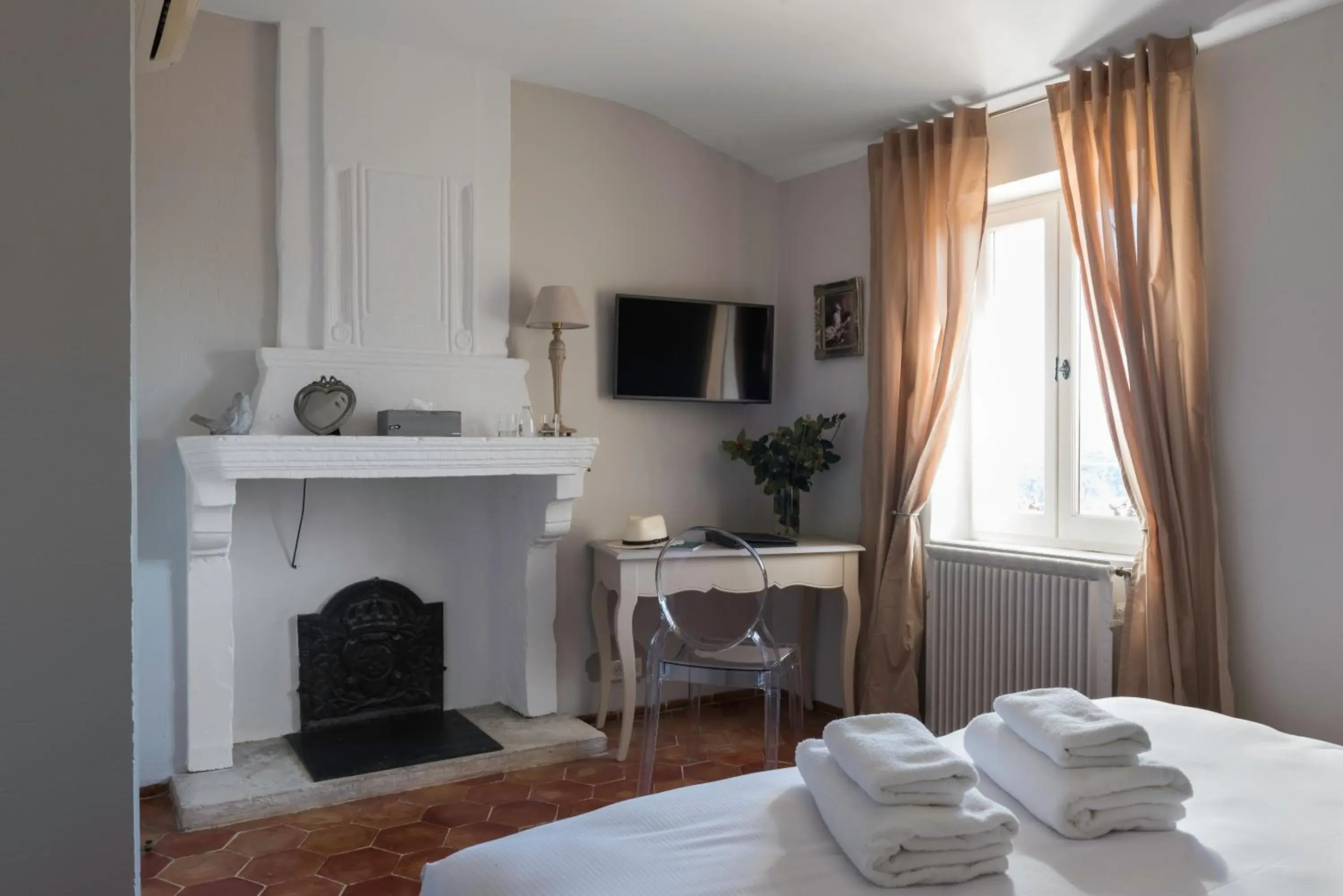 Bed in Mas des Romarins, The Originals Relais Bed in Mas des Romarins, The Originals Relais