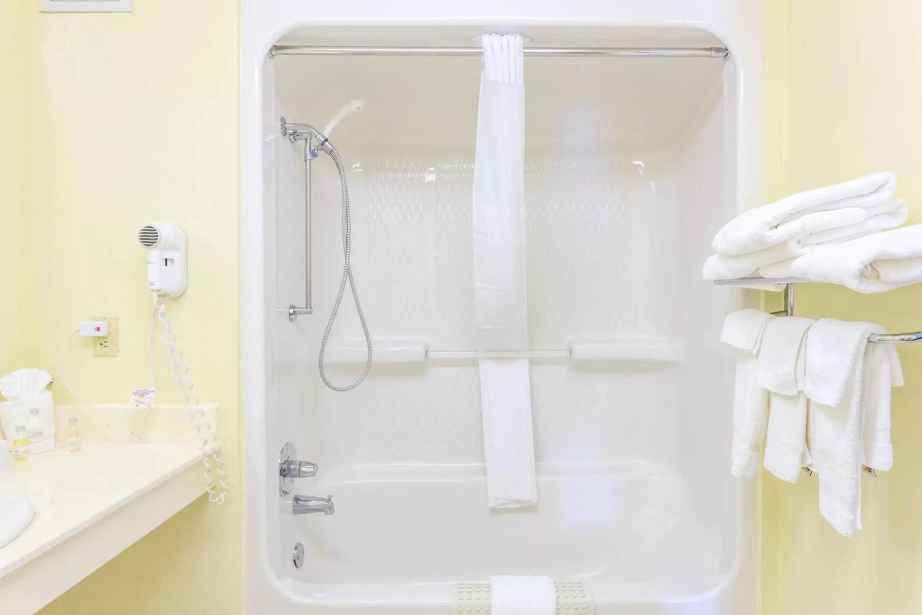 Shower, Bathroom in Branson Towers Hotel