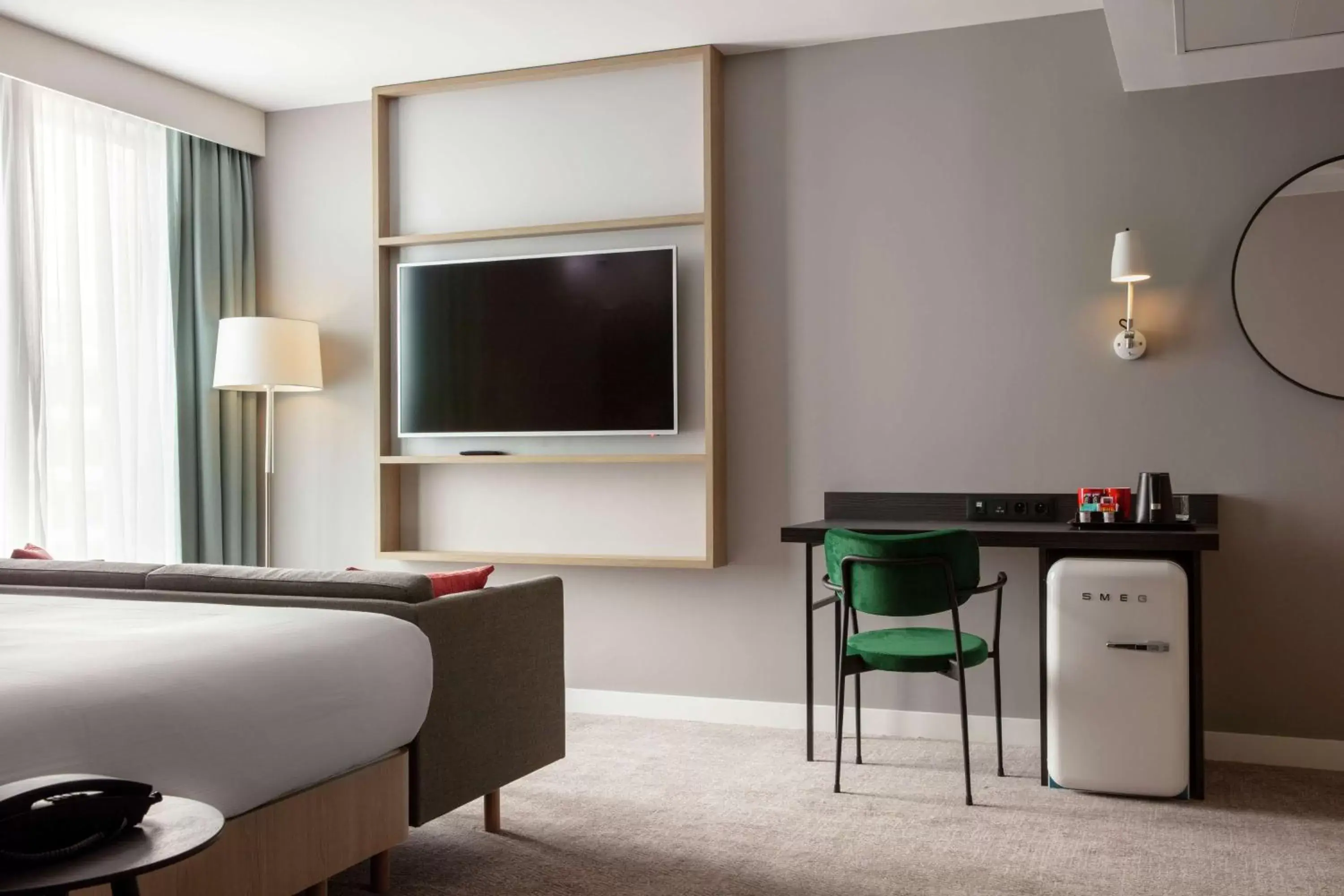 Bedroom, TV/Entertainment Center in Hilton Garden Inn Paris Orly Airport