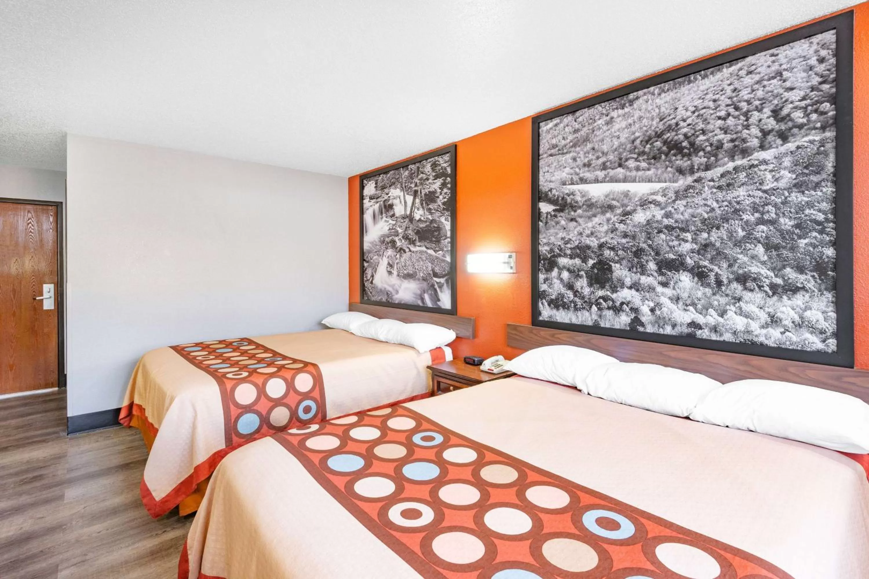 Photo of the whole room, Bed in Super 8 by Wyndham Waynesburg