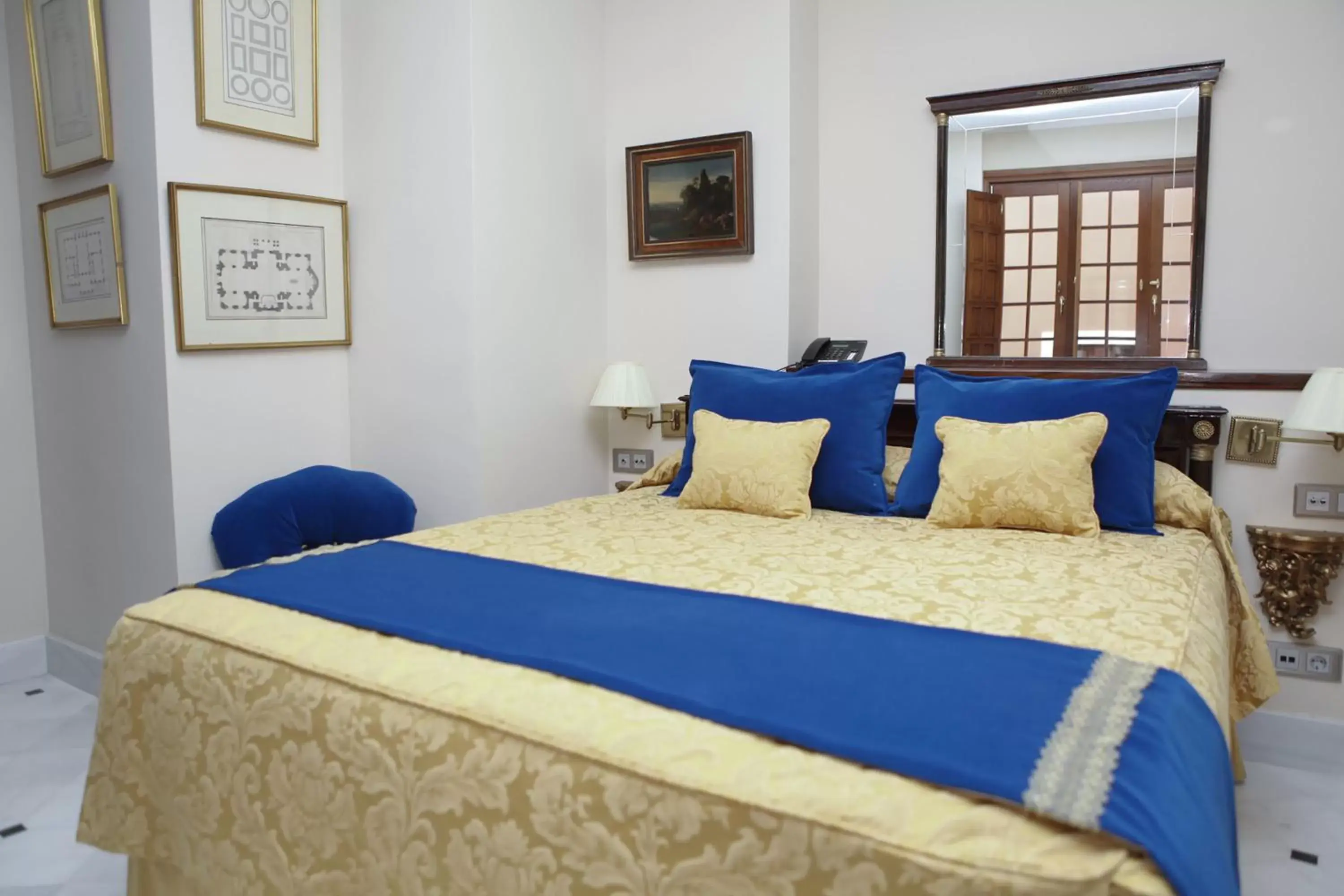 Standard Double or Twin Room in Hotel Ateneo Sevilla