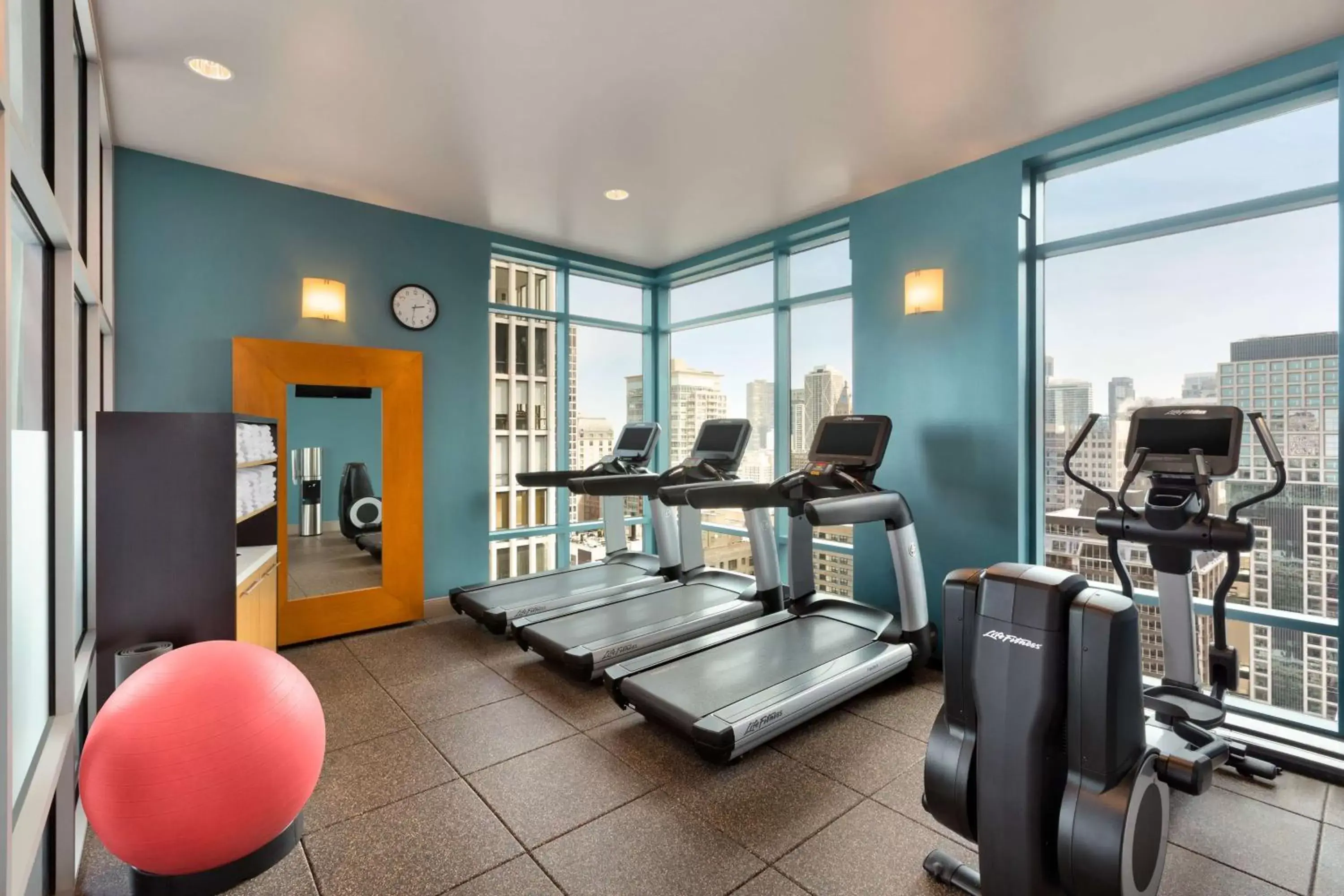 Fitness centre/facilities in Hilton Chicago Magnificent Mile Suites Fitness centre/facilities in Hilton Chicago Magnificent Mile Suites