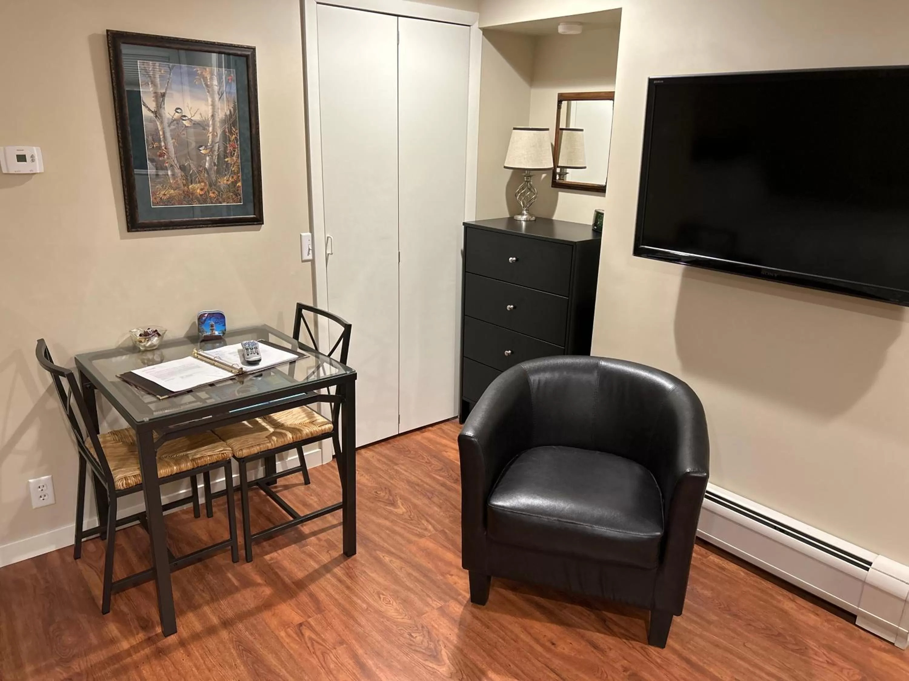 TV and multimedia, TV/Entertainment Center in HA Whitney Inn