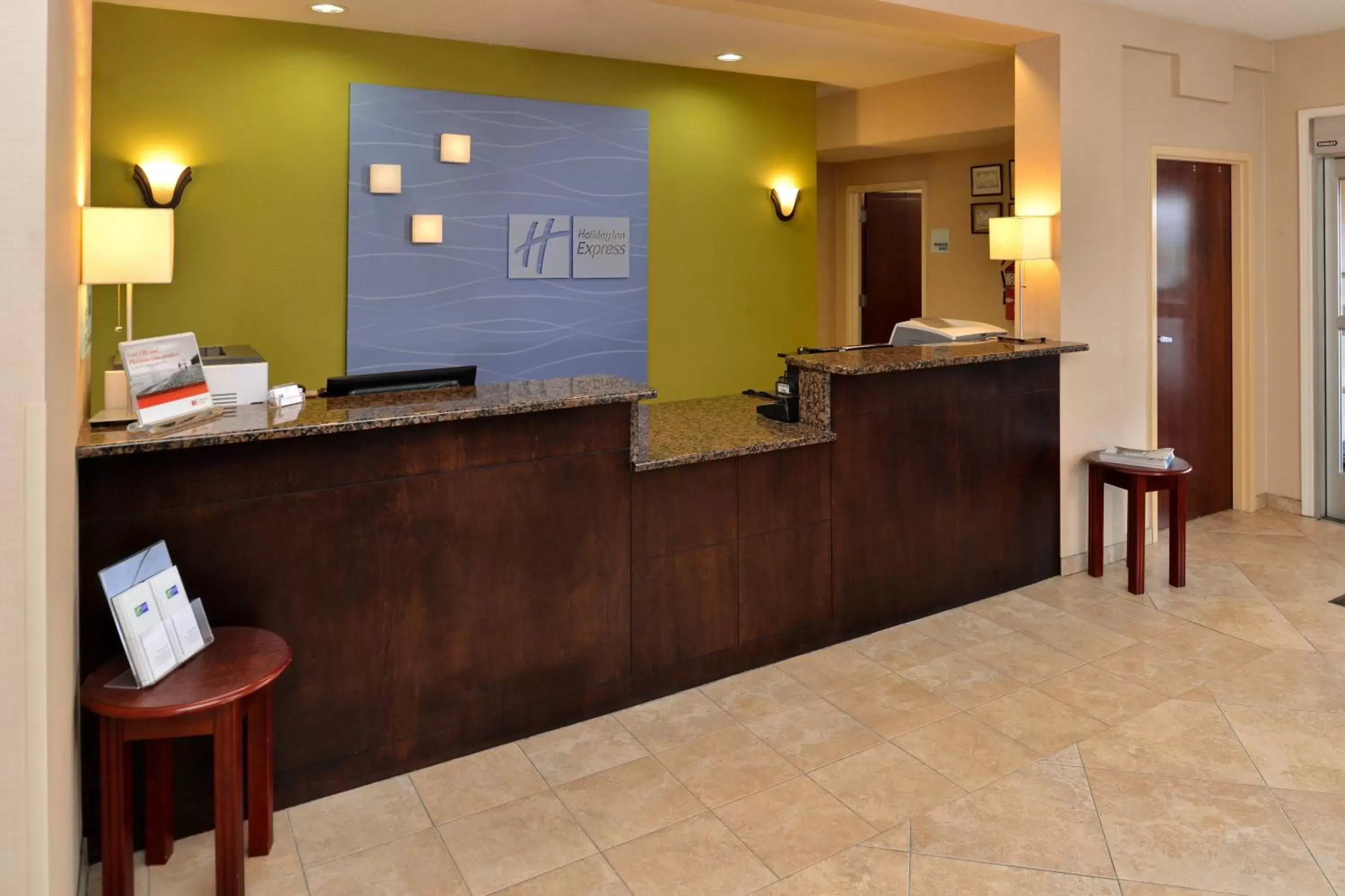 Property building, Lobby/Reception in Holiday Inn Express White House, an IHG Hotel