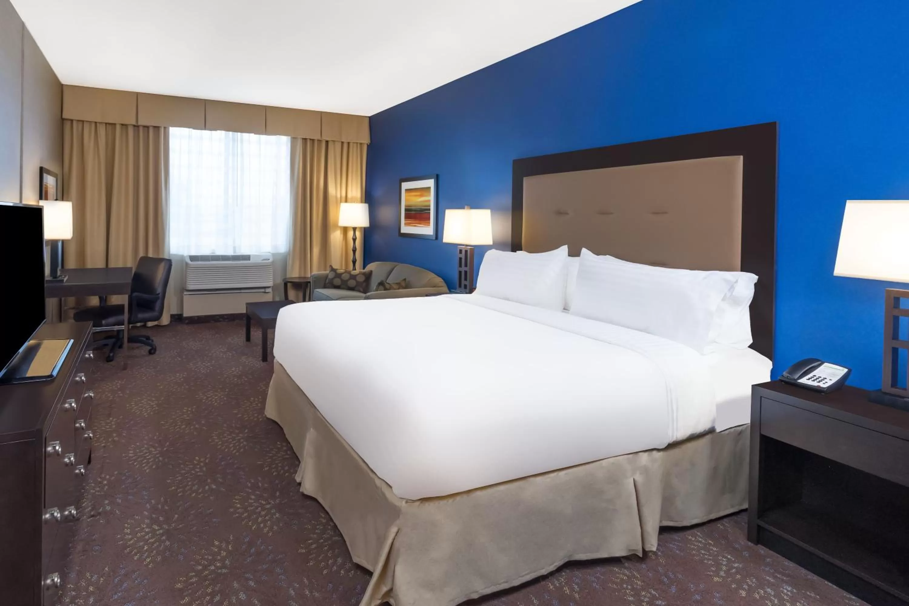 Photo of the whole room, Bed in Holiday Inn - Terre Haute by IHG