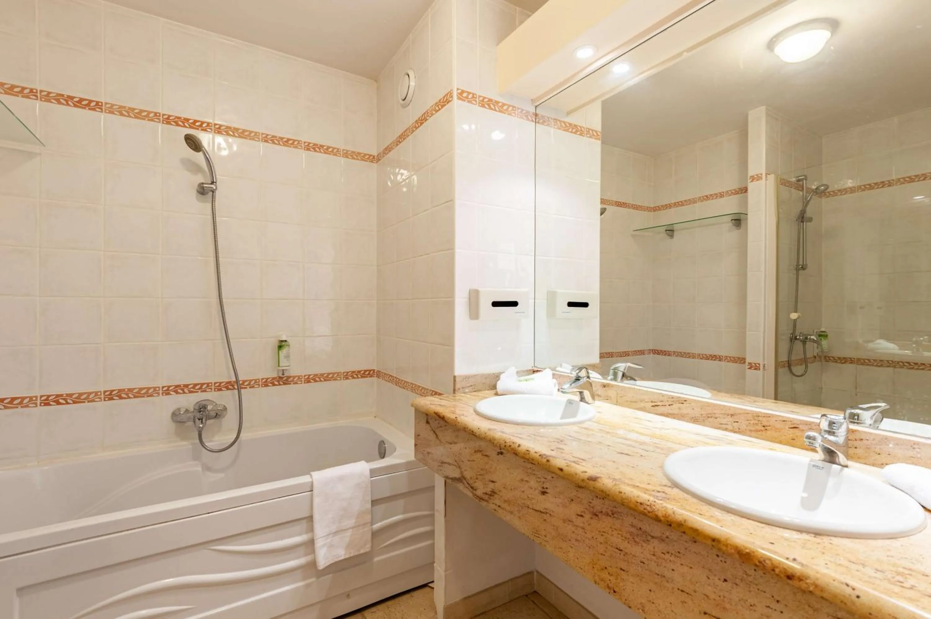 Bathroom in Residhotel Golf Grand Avignon