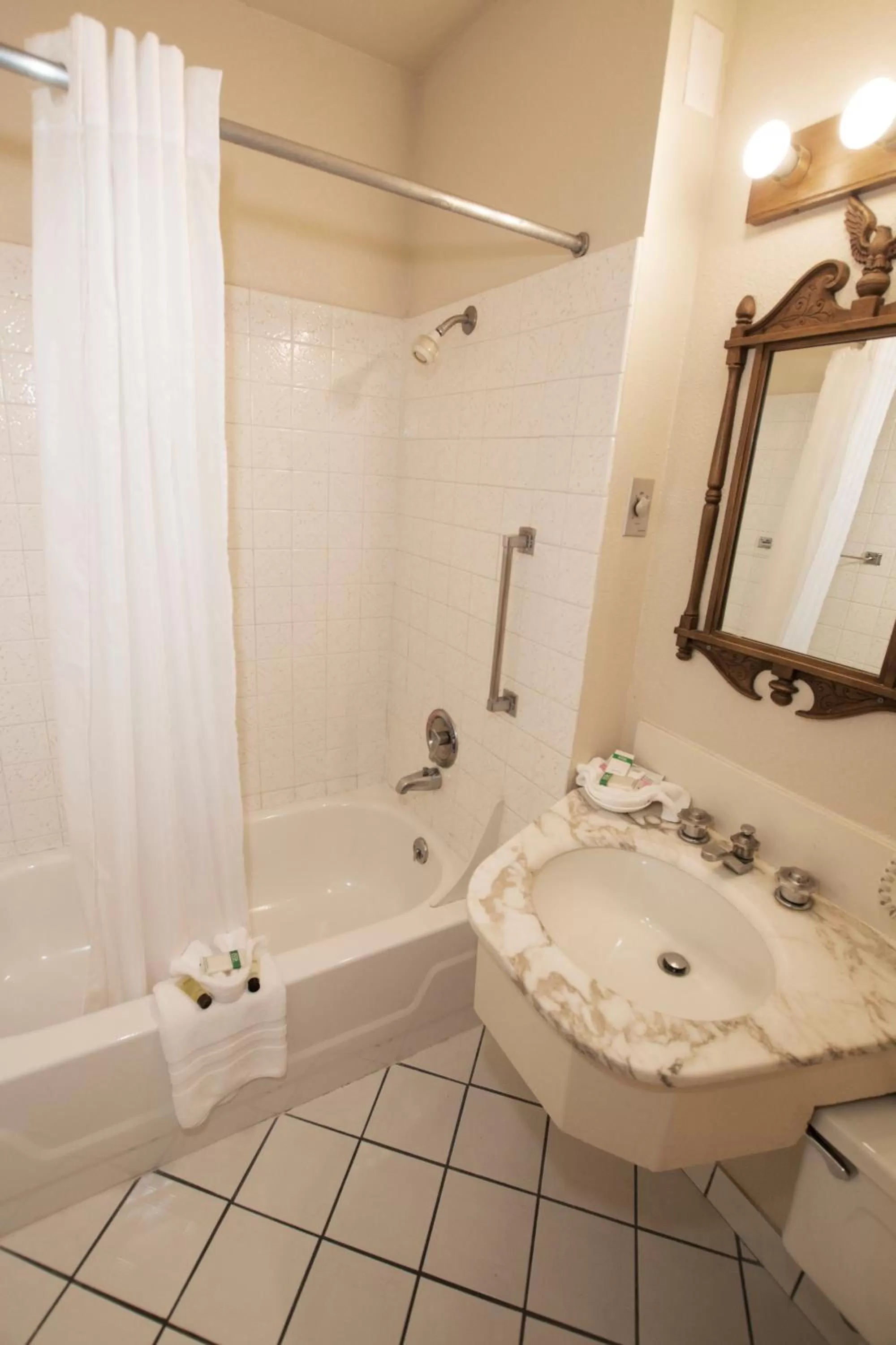 Bathroom in Auld Holland Inn