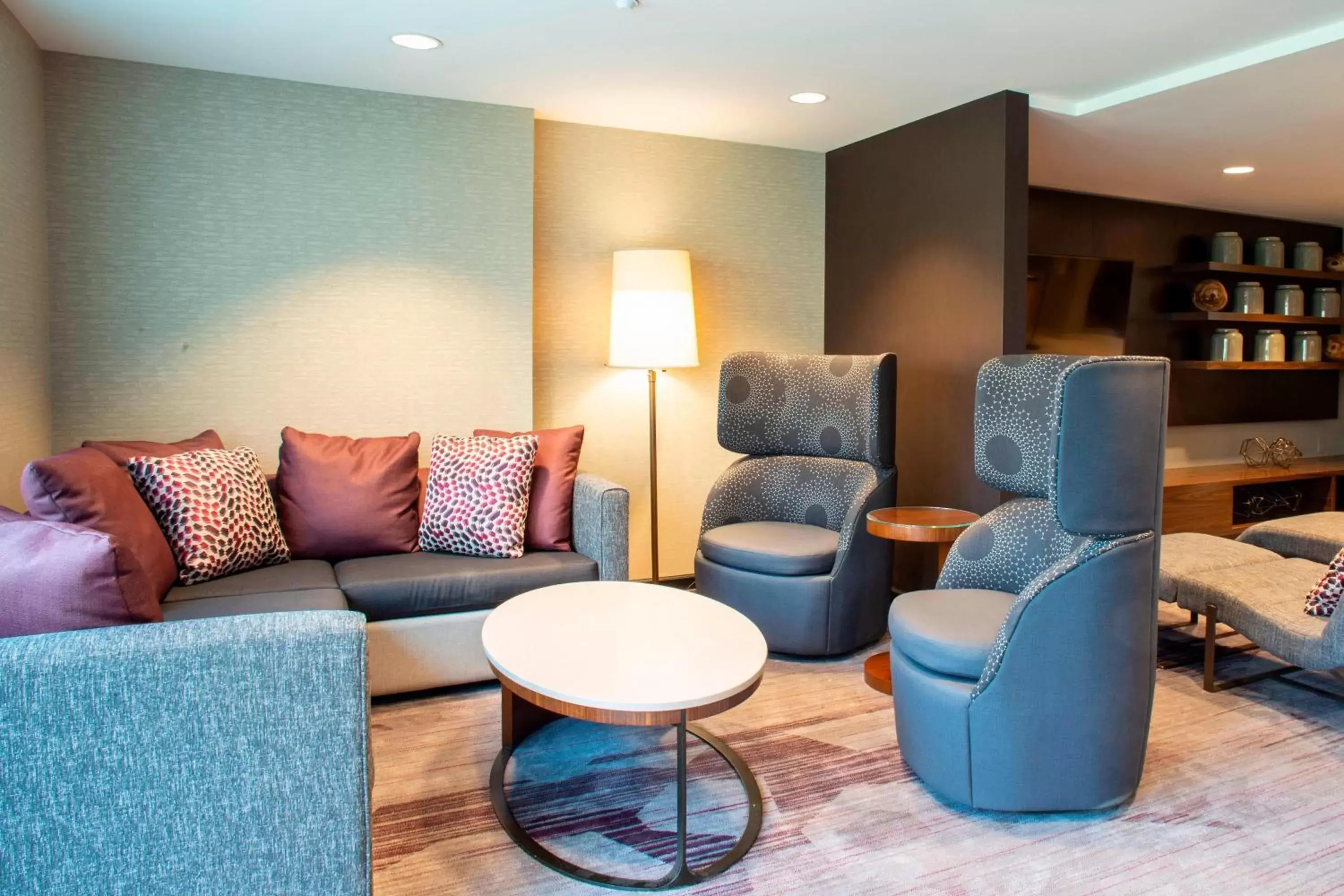 Lounge or bar, Seating Area in Courtyard by Marriott New York Queens/Fresh Meadows