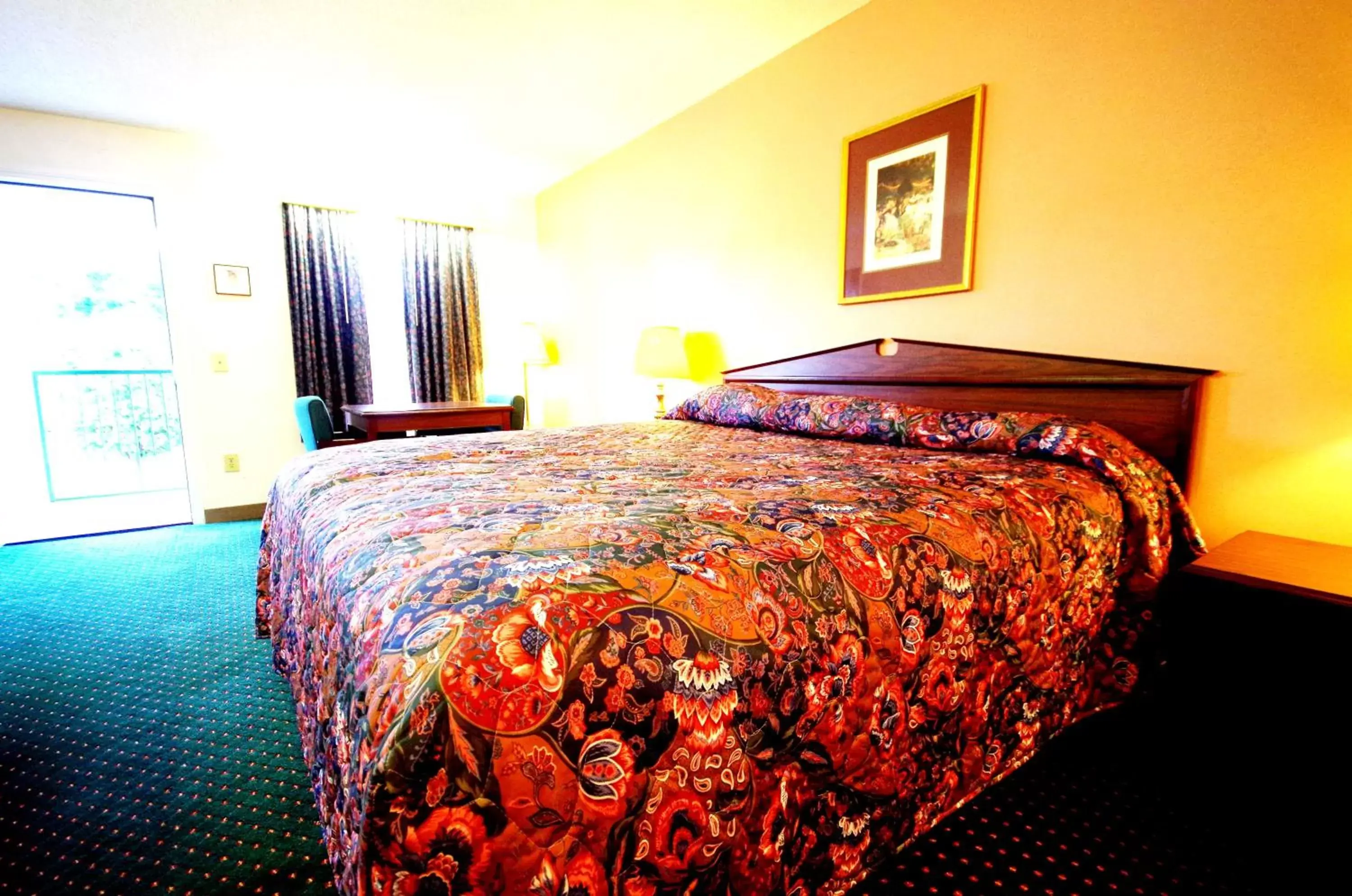 Bed in American Motel - Lenoir