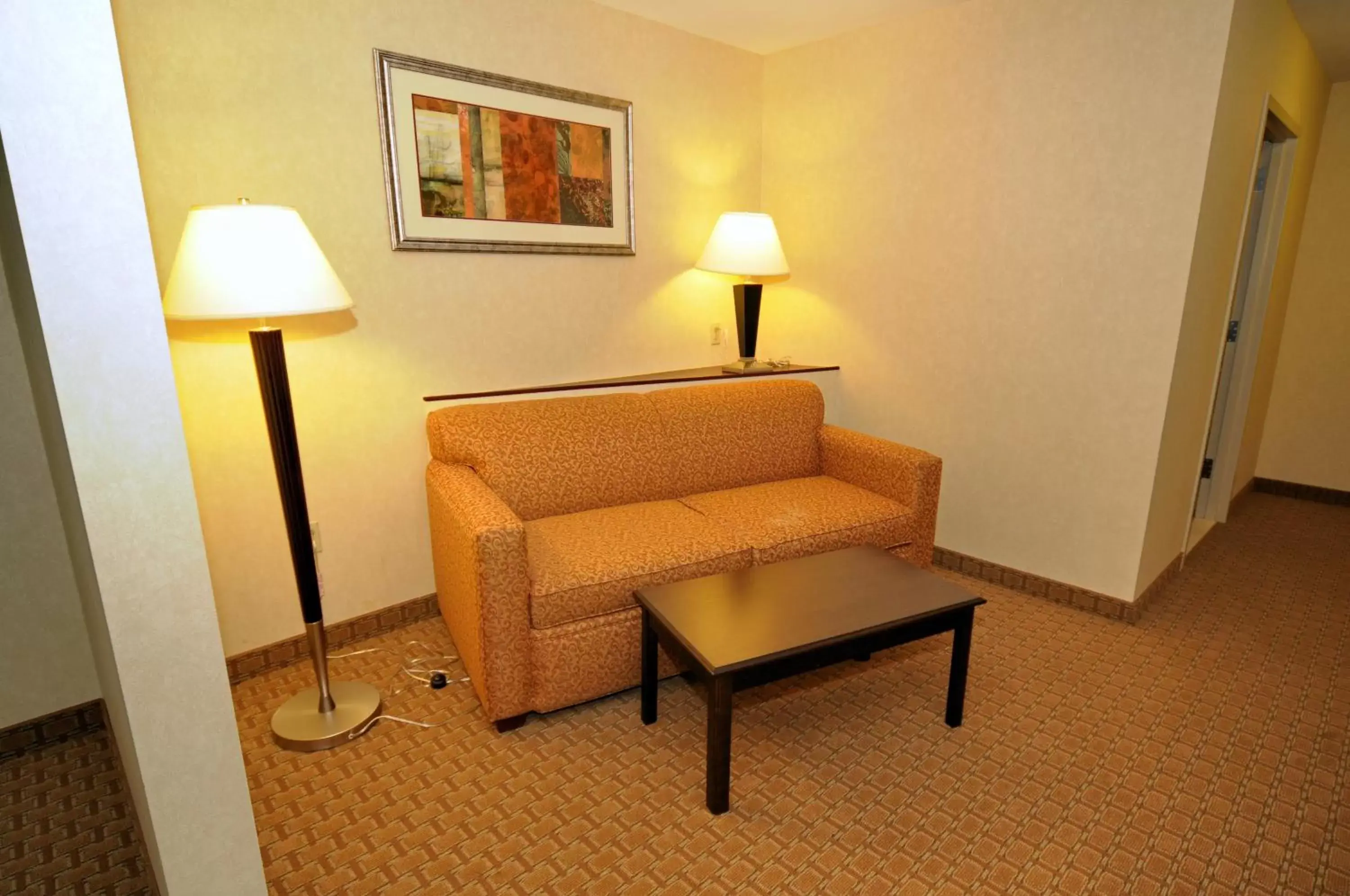 Living room, Seating Area in Comfort Suites Mahwah - Paramus