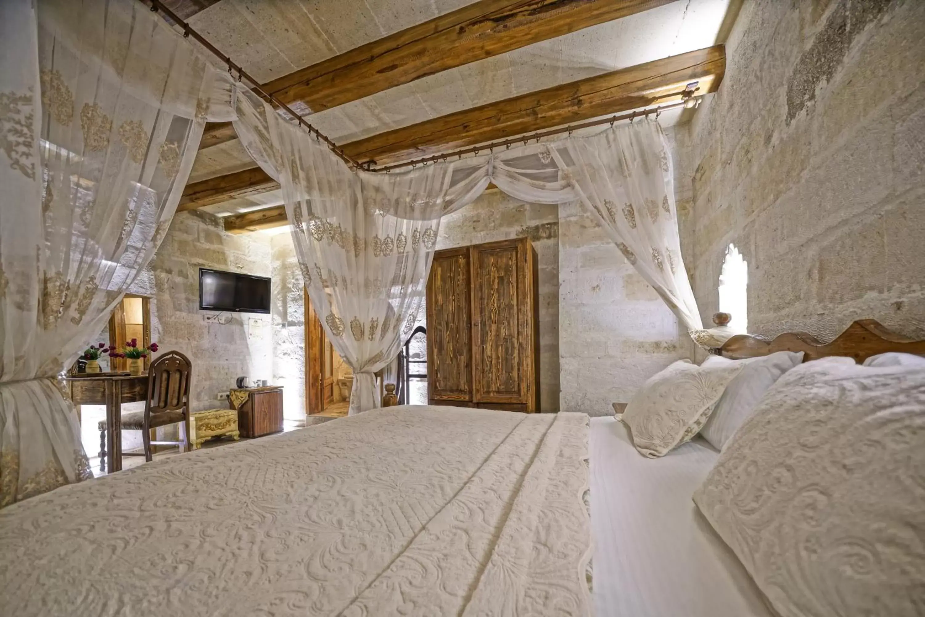 Photo of the whole room, Bed in Maccan Cave Hotel