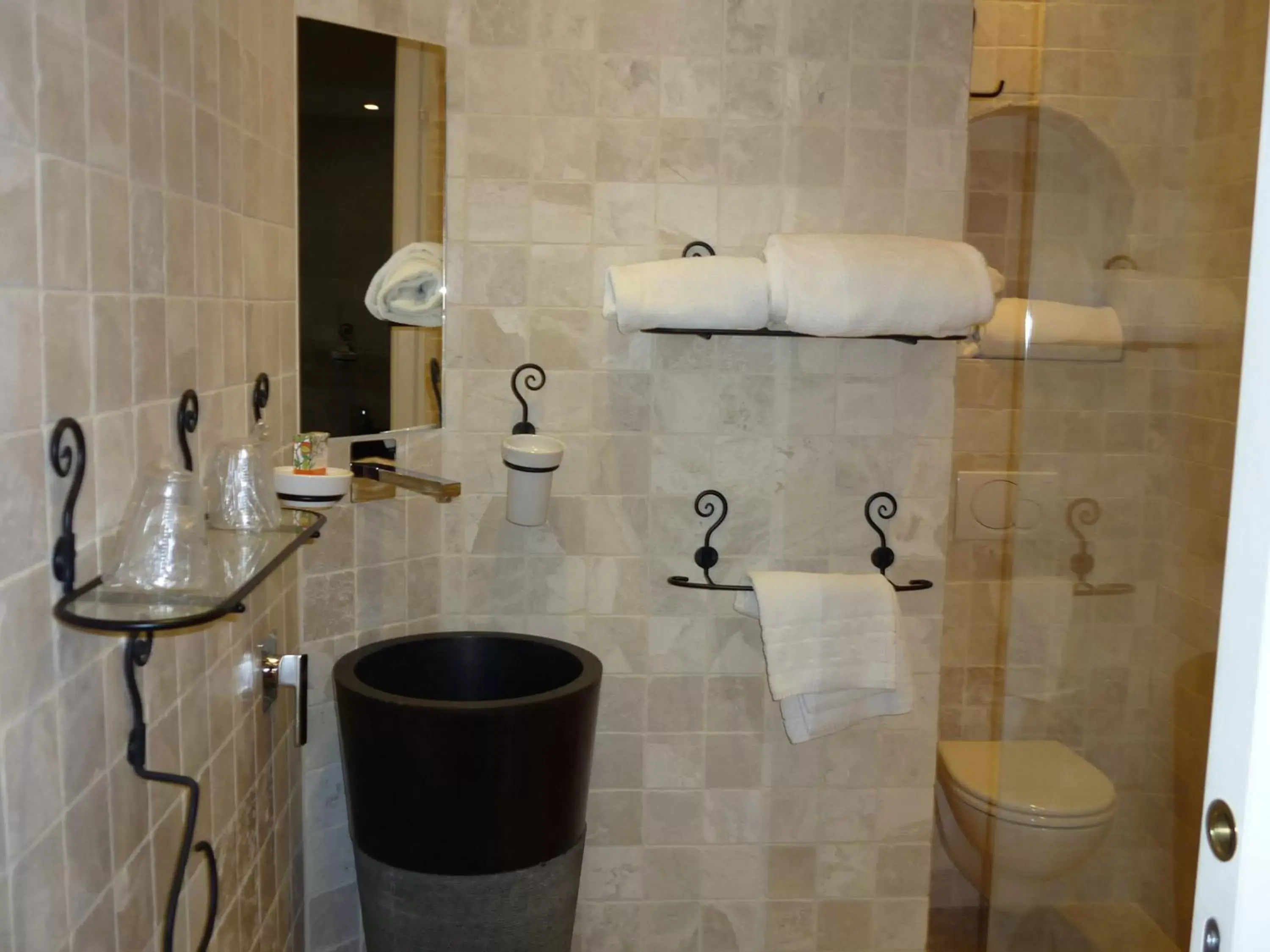 Toilet, Bathroom in Idéal Séjour - Hôtel de Charme et Atypique