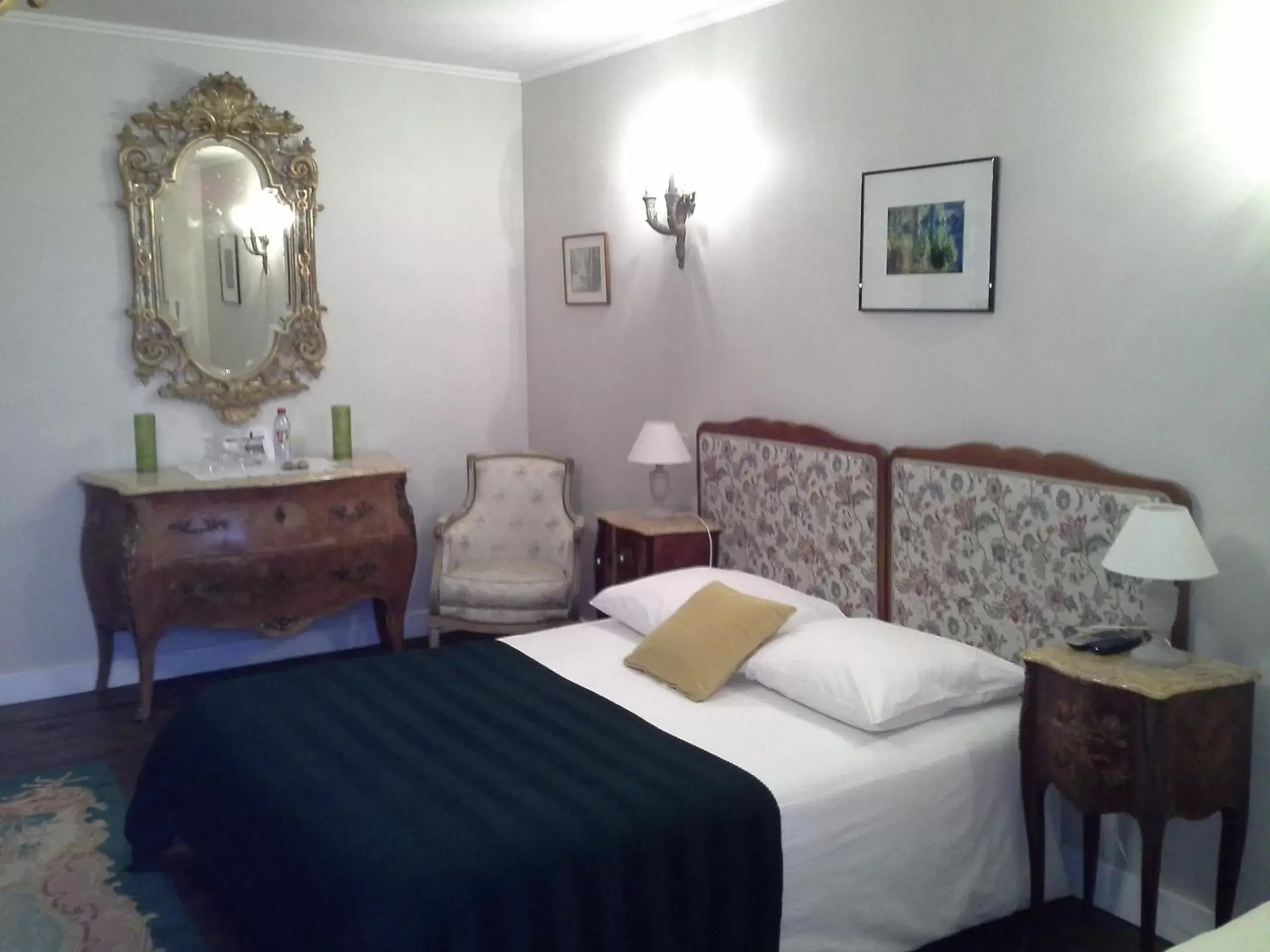 Photo of the whole room, Bed in Le Logis De Ruelle