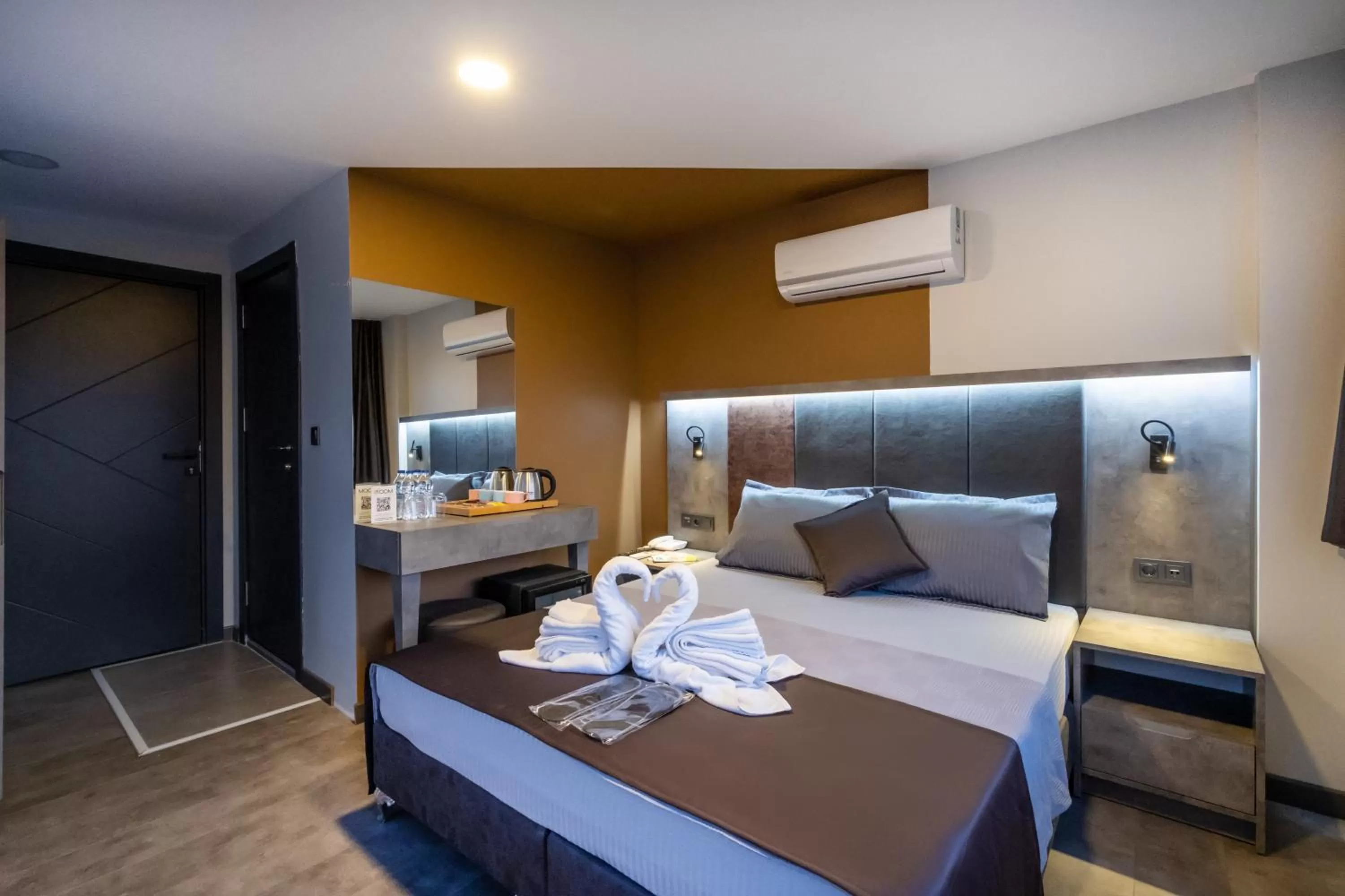 Photo of the whole room, Bed in The Queen Hotel