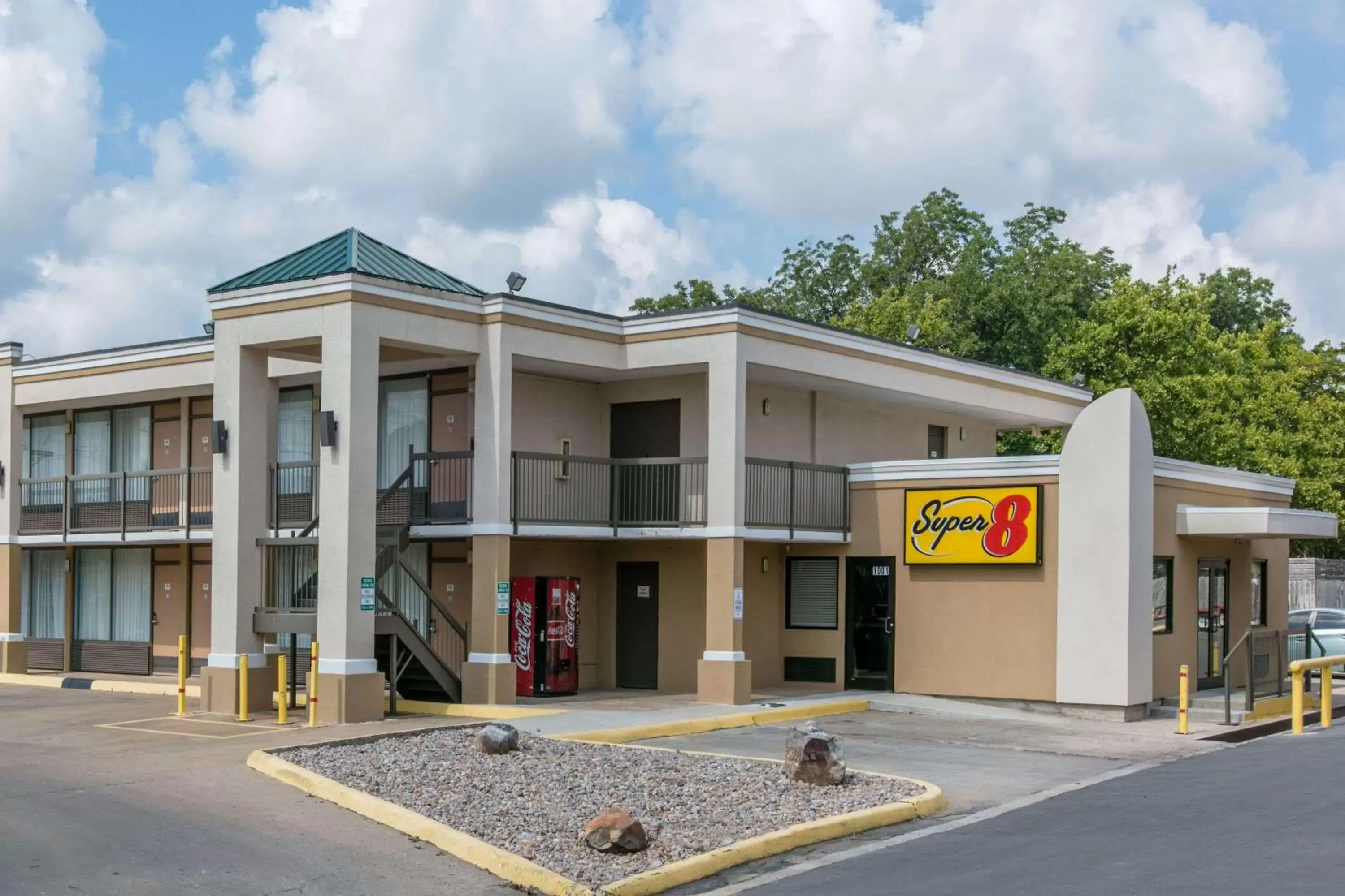 Property building in Super 8 by Wyndham Duncan Property building in Super 8 by Wyndham Duncan