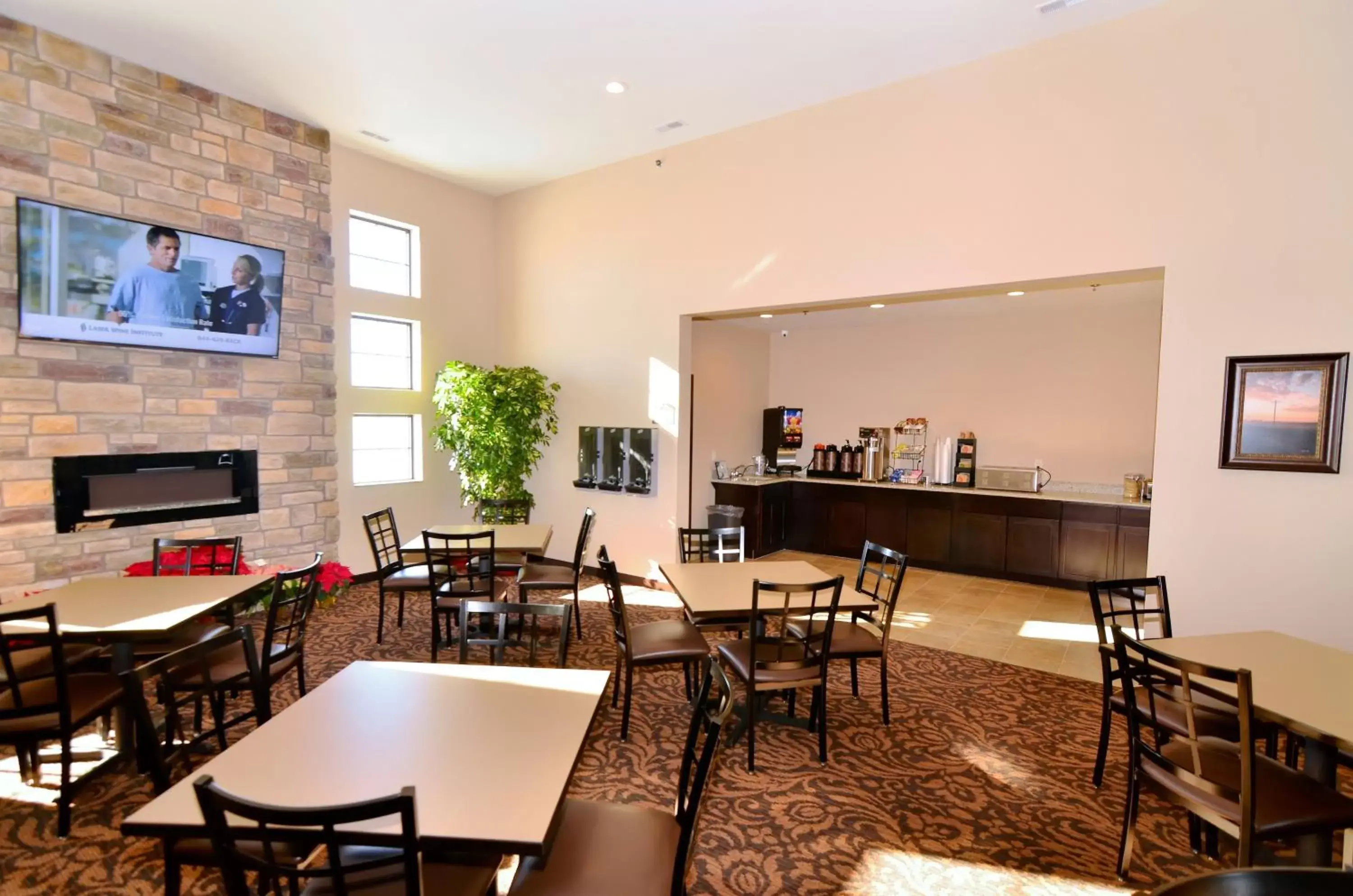Breakfast, Restaurant/Places to Eat in Cobblestone Inn & Suites - Holstein