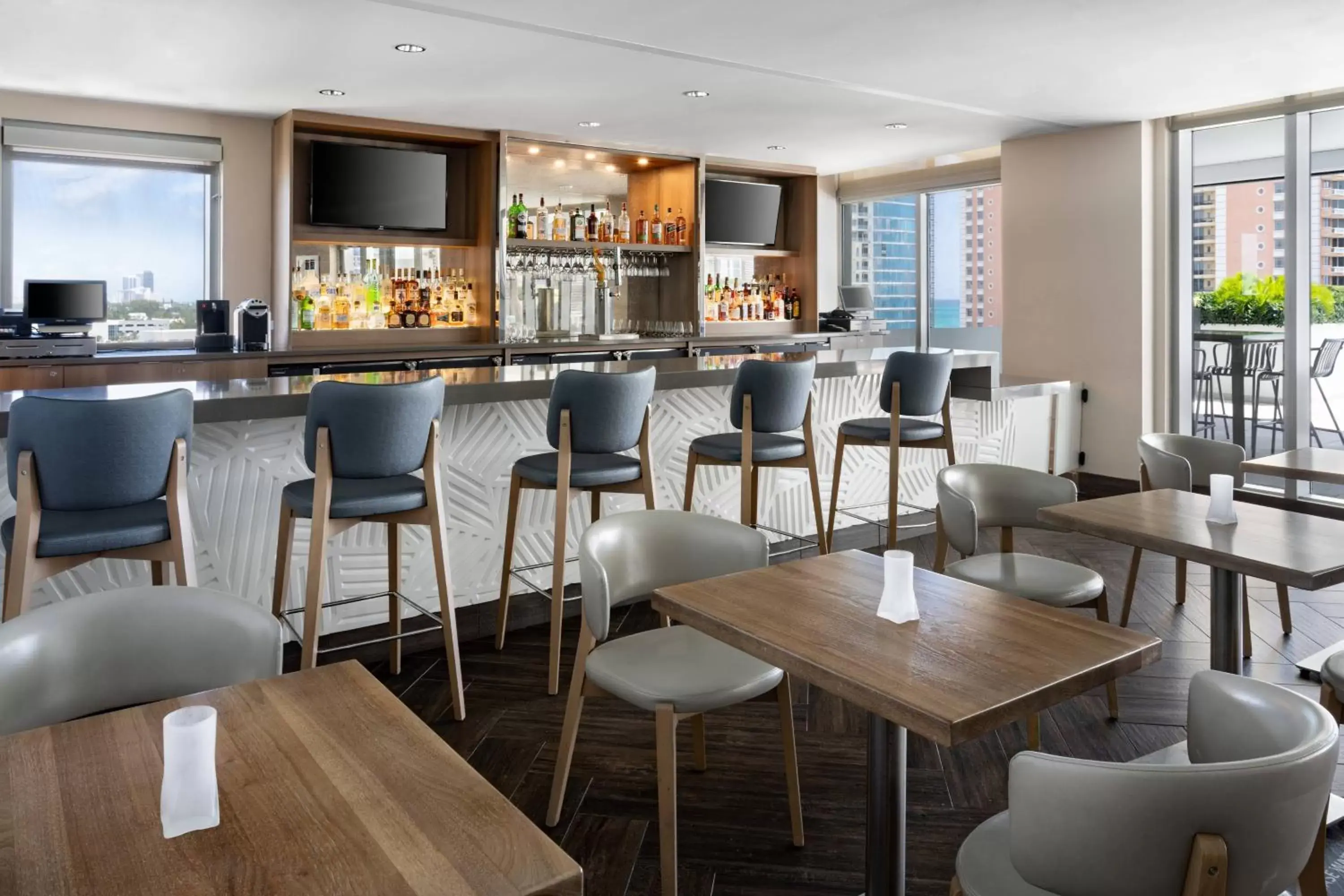 Restaurant/places to eat, Lounge/Bar in Residence Inn Miami Sunny Isles Beach