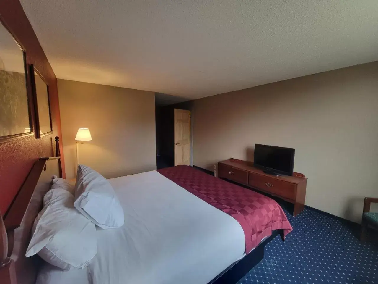 Photo of the whole room, Bed in Ramada by Wyndham Angola/Fremont Area