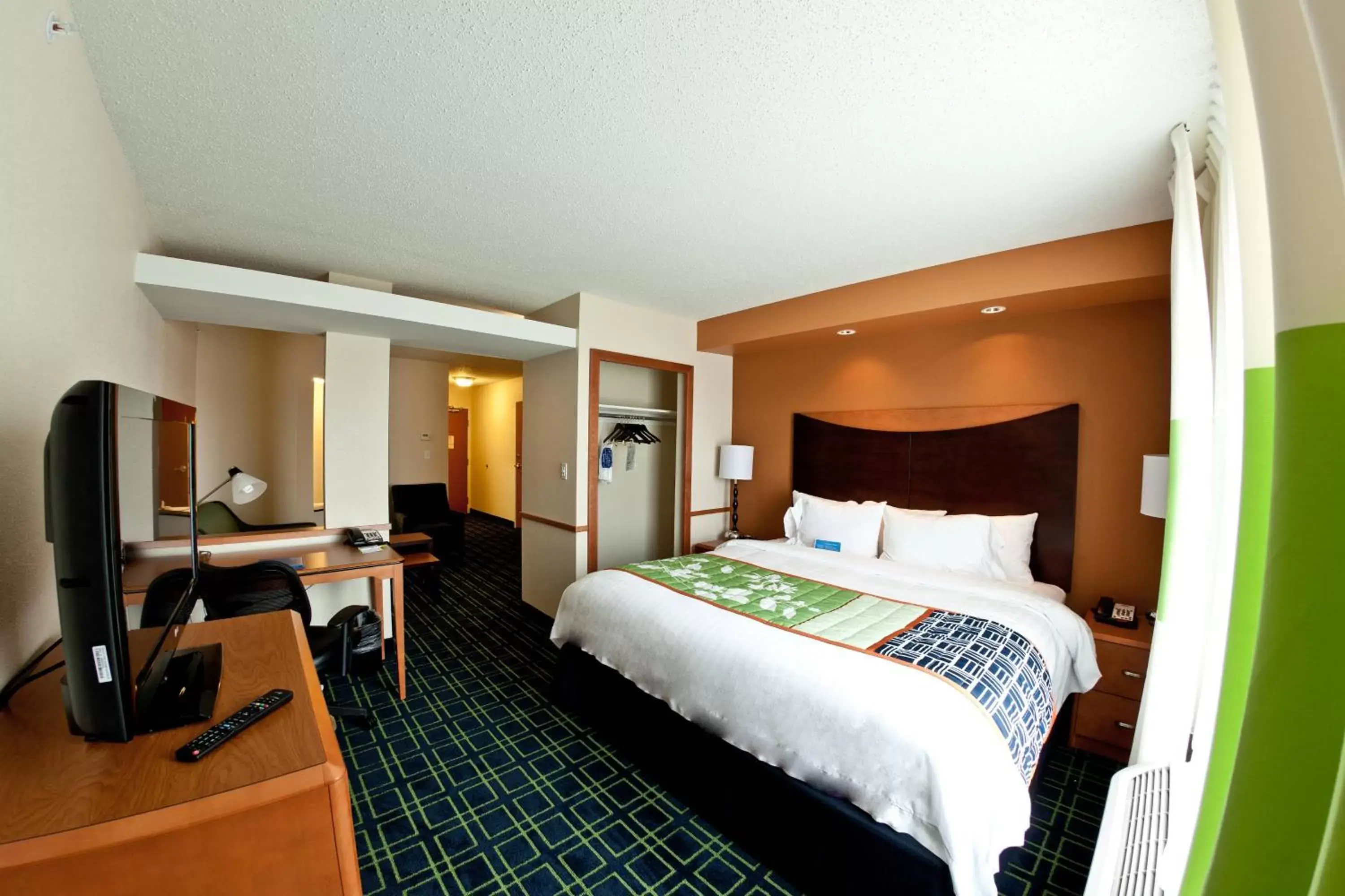 Photo of the whole room, Bed in Fairfield Inn and Suites Flint Fenton