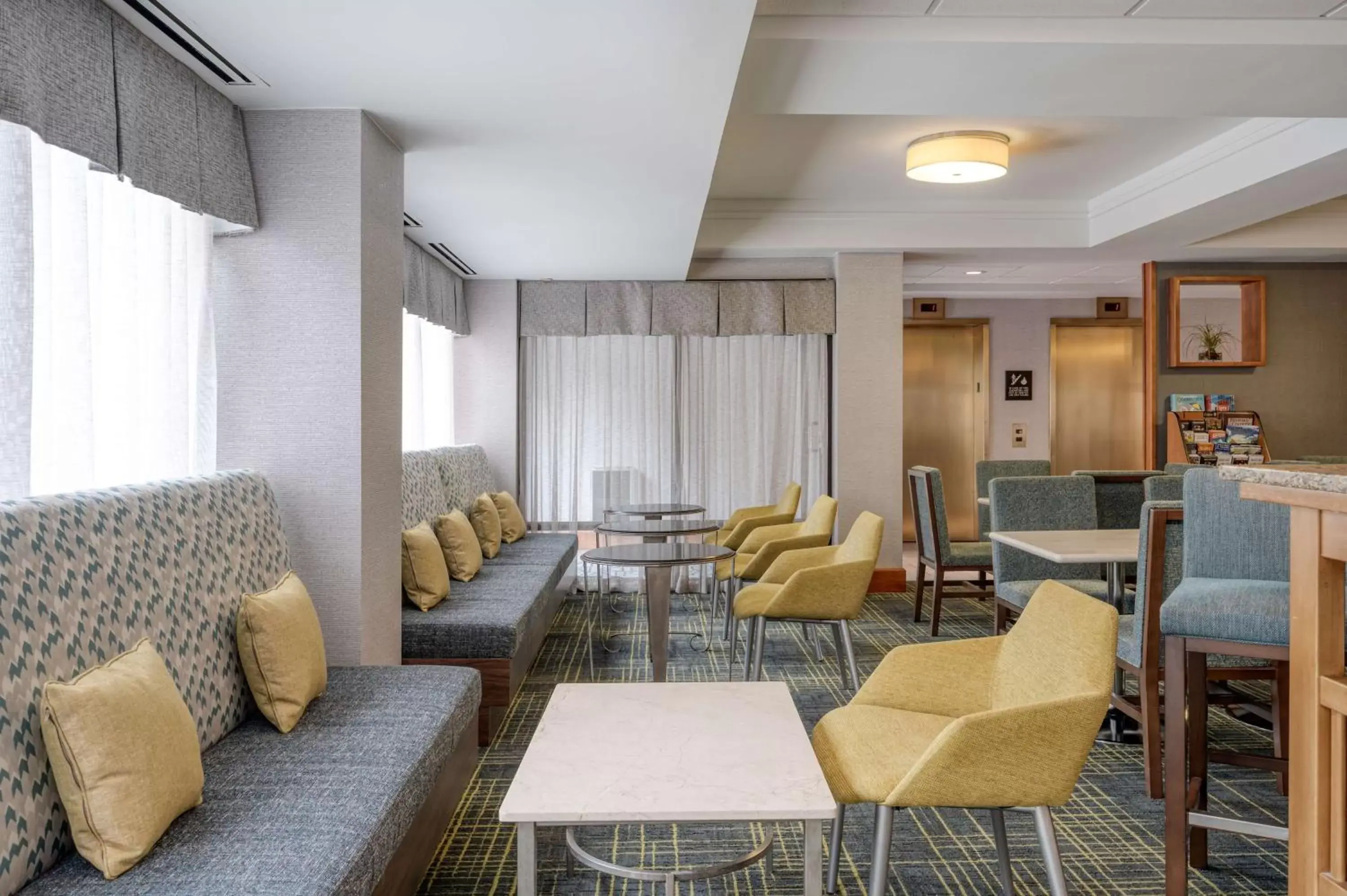 Lobby or reception, Lounge/Bar in Hampton Inn Baltimore/White Marsh