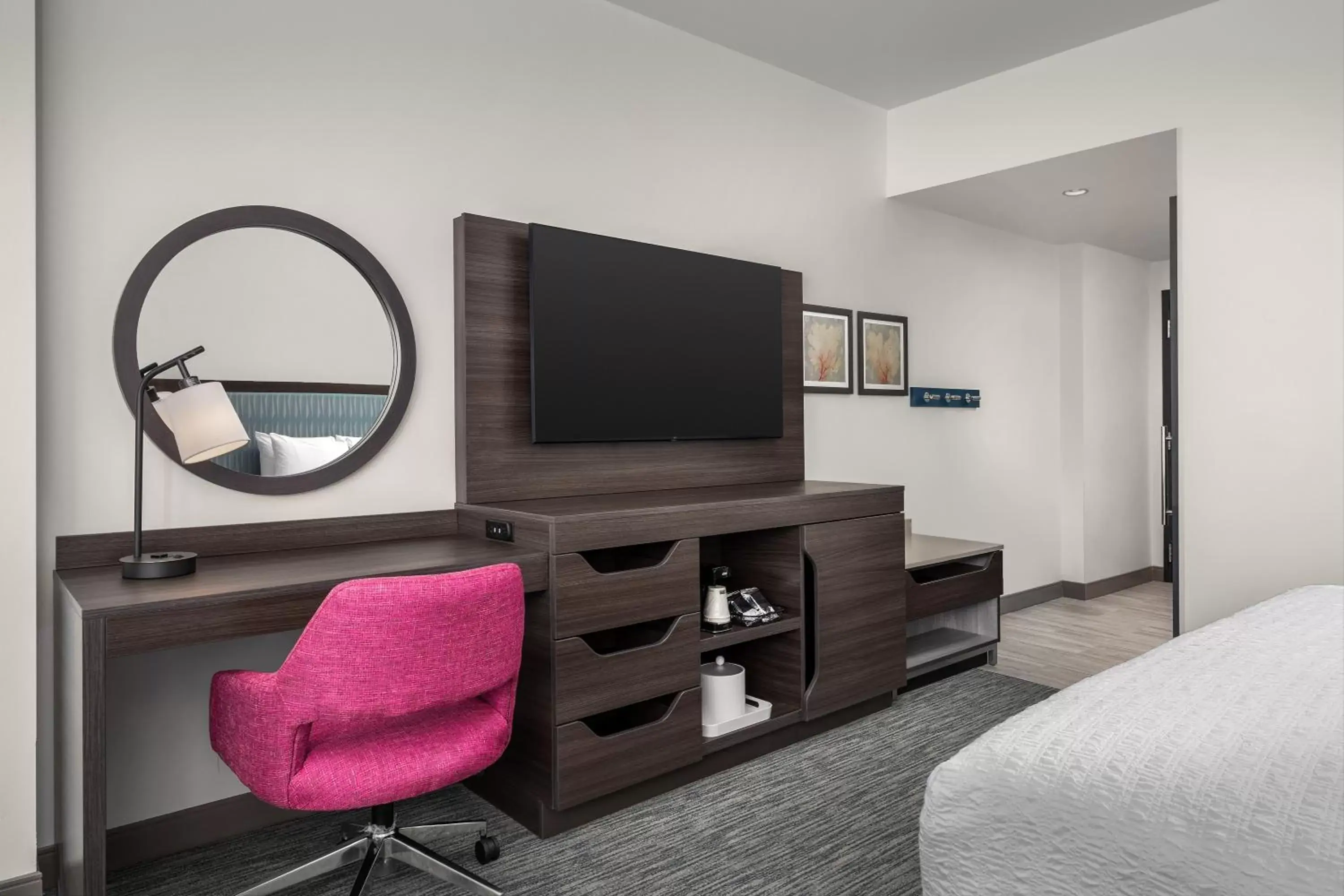 Bedroom, TV/Entertainment Center in Hampton Inn Delray Beach