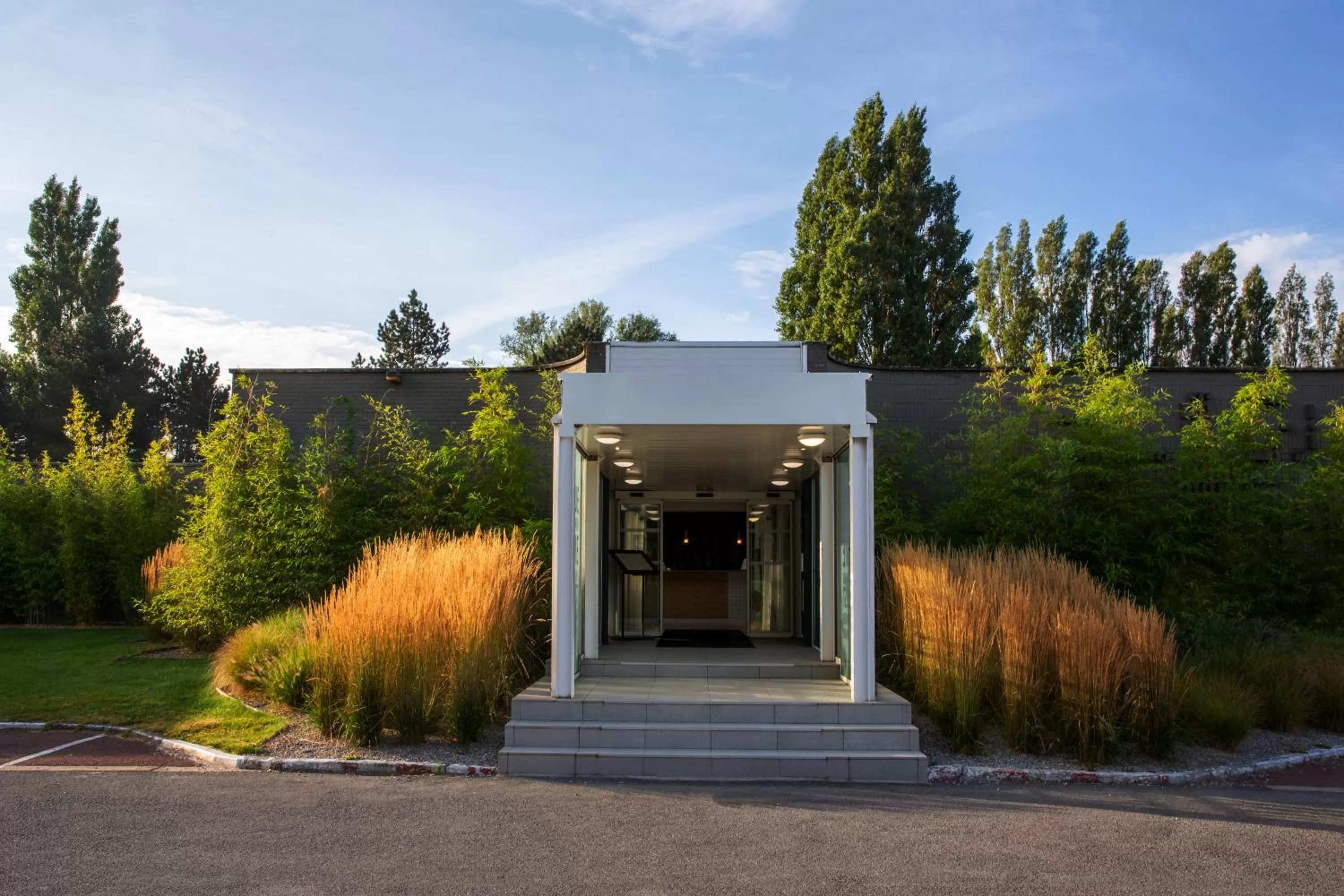 Property building in Best Western Hotel du Lac Dunkerque- Restaurant ouvert 7/7 midi et soir