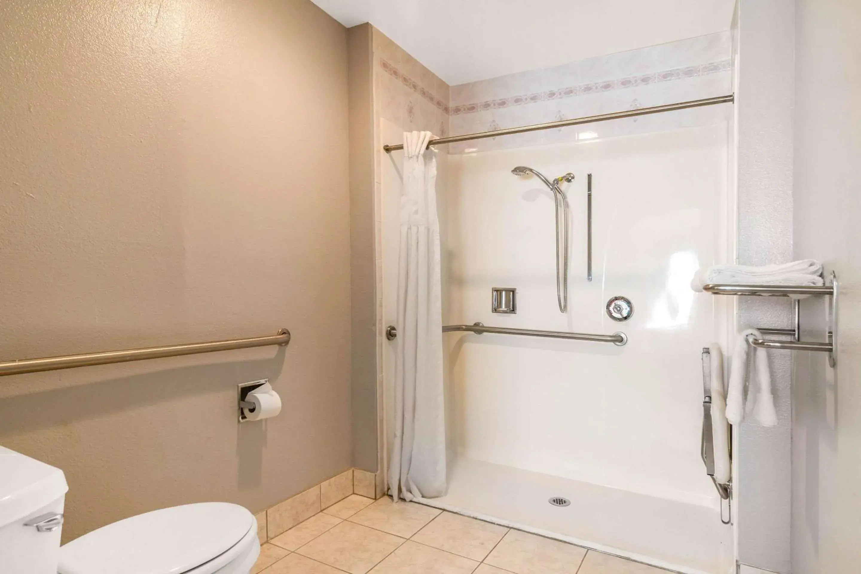 Bathroom in Rodeway Inn Auburn – Foresthill