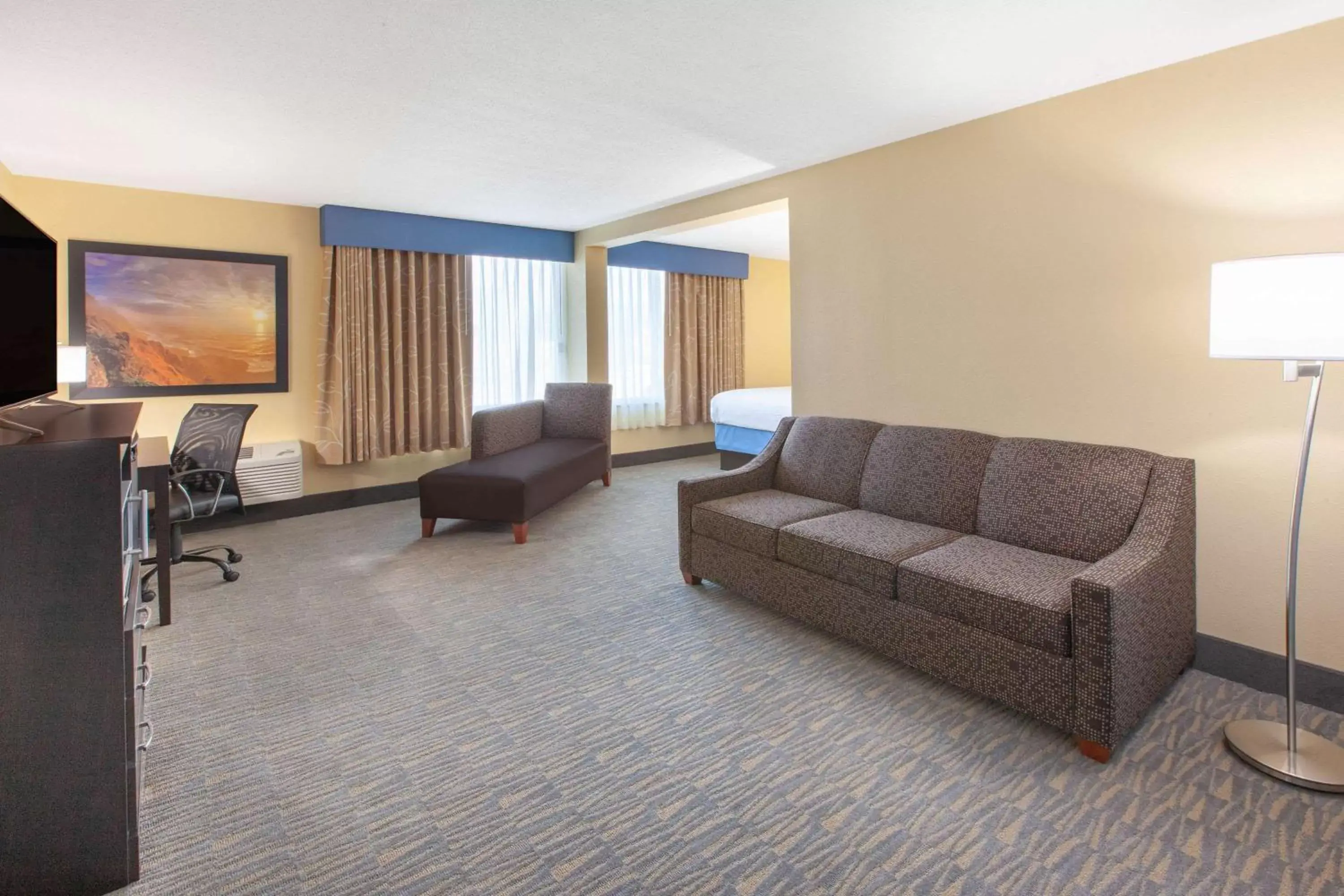 Photo of the whole room, Seating Area in Days Inn & Suites by Wyndham Grand Rapids Near Downtown