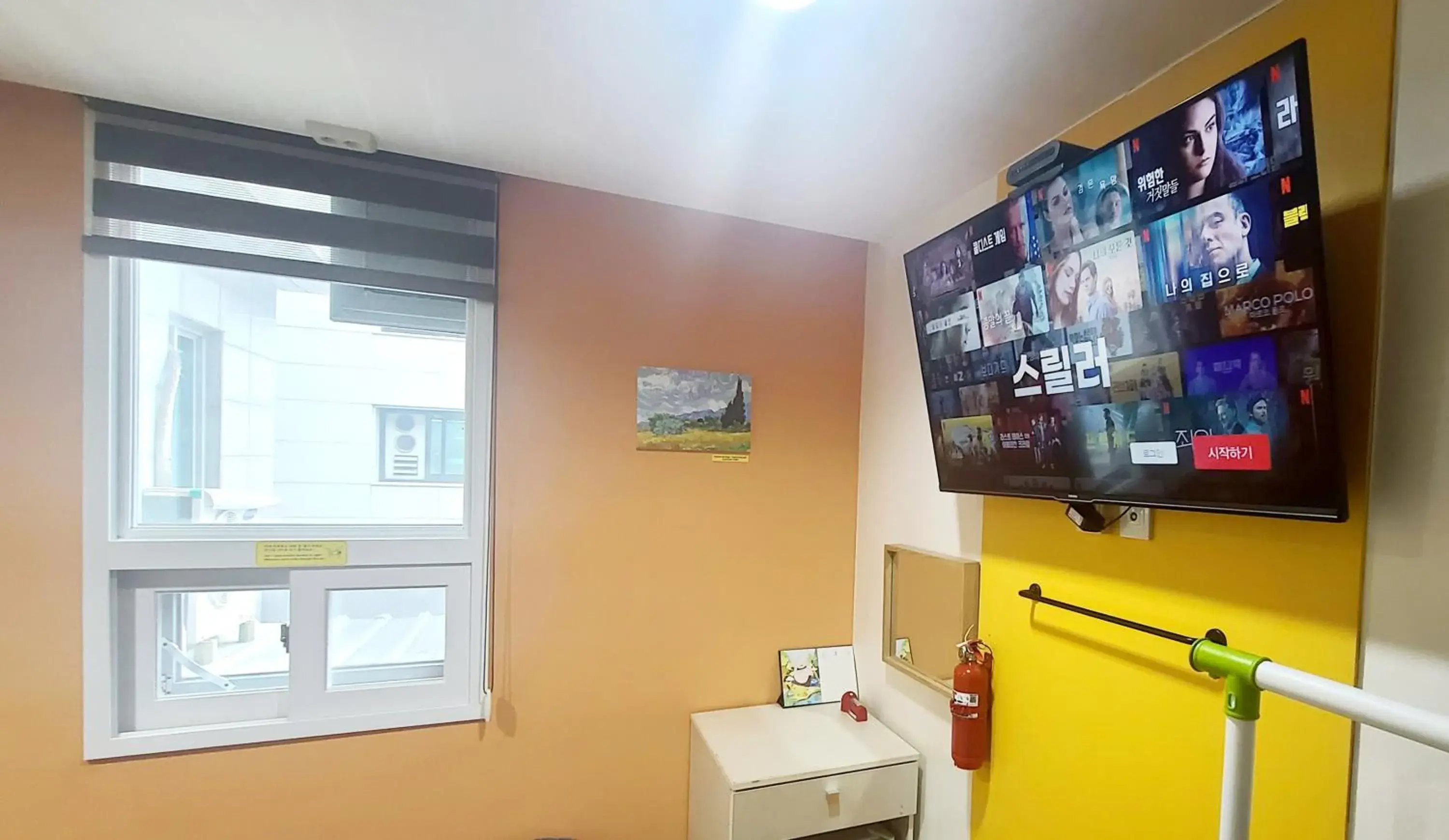 TV and multimedia, TV/Entertainment Center in Hostel Tommy