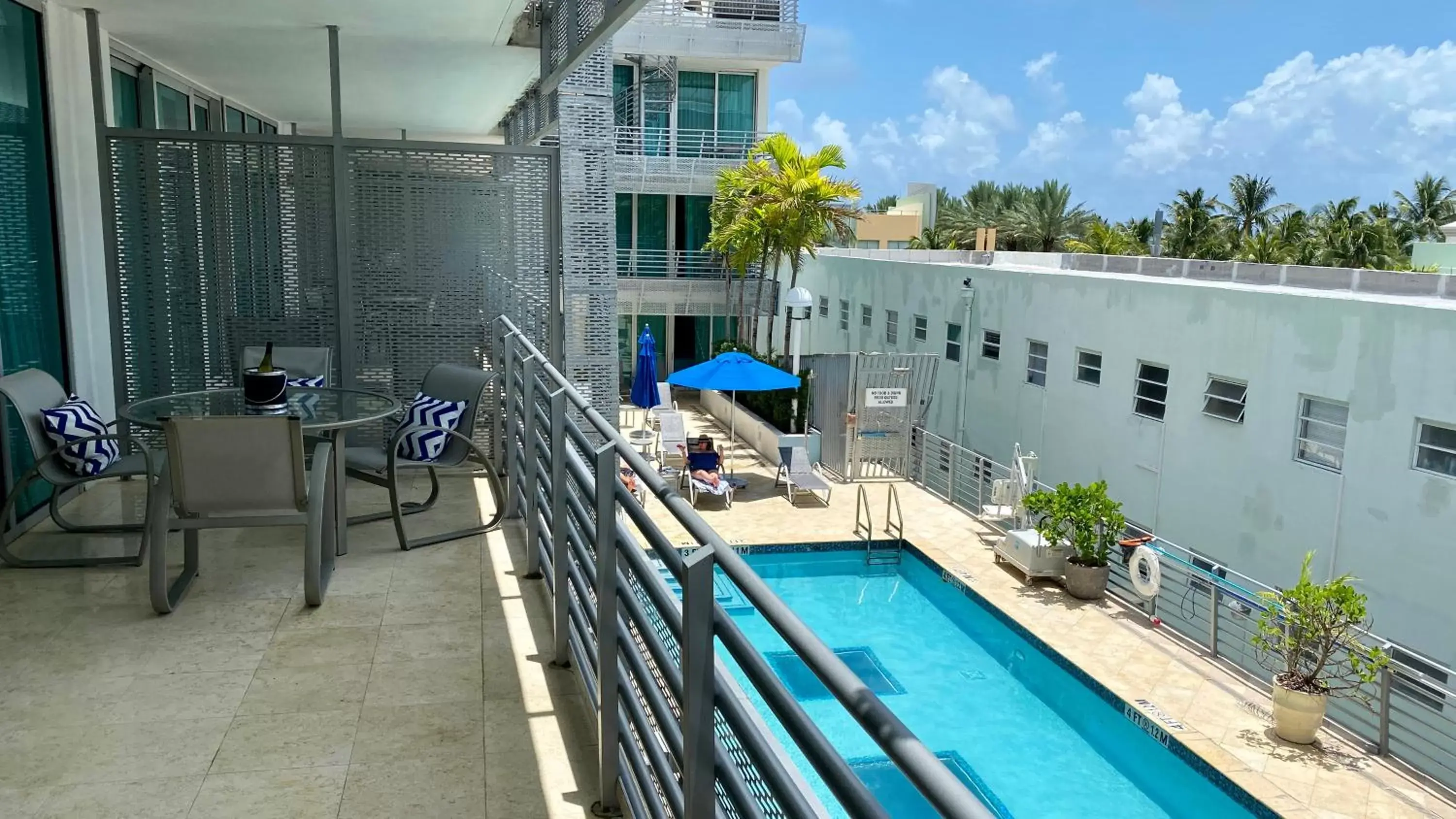 Pool View in Boutique Suites 3 min walk to beach