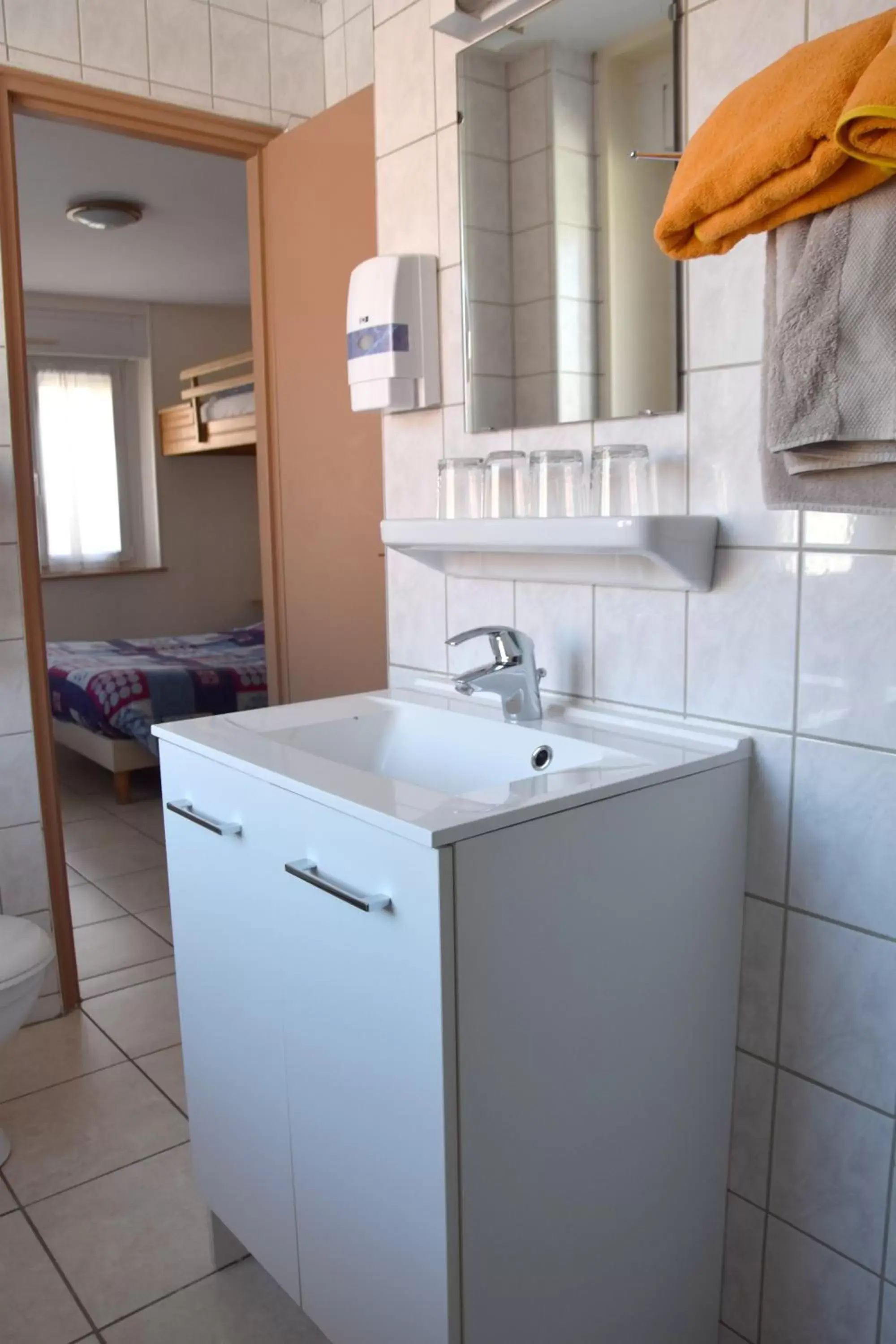 Bathroom, Kitchen/Kitchenette in Hotel Gai Relais