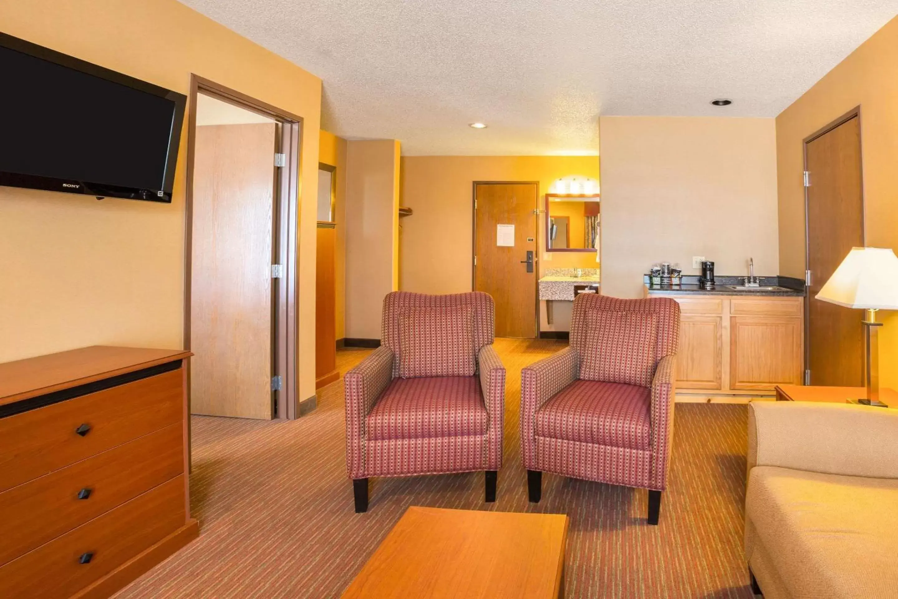 Photo of the whole room, Seating Area in Quality Inn