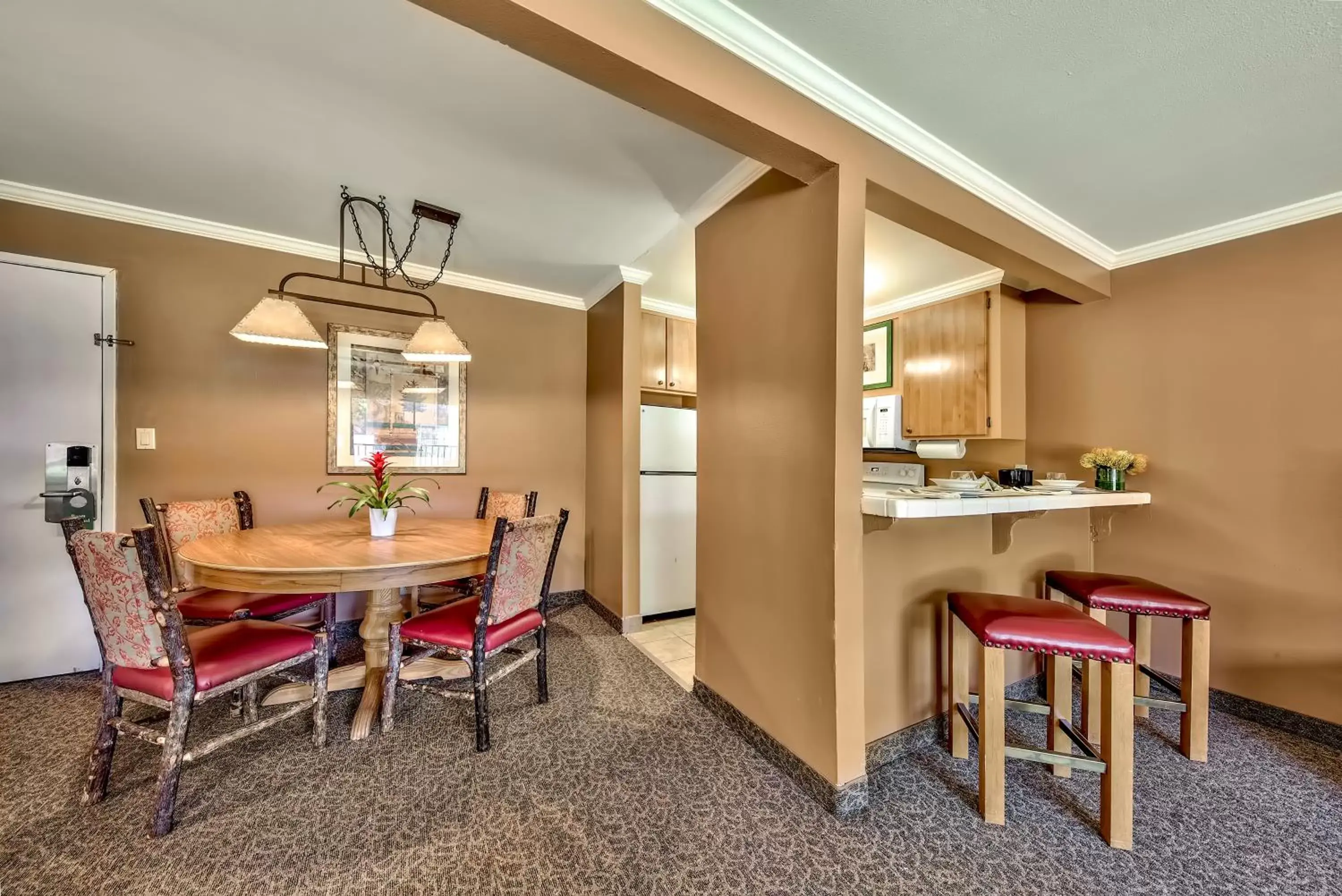 Living room, Dining Area in Forest Suites Resort at the Heavenly Village