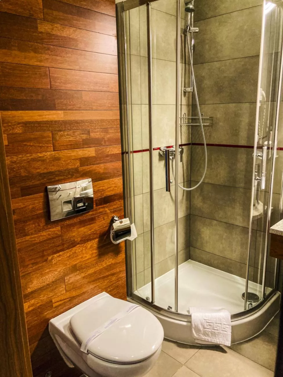 Shower in Hotel Modus