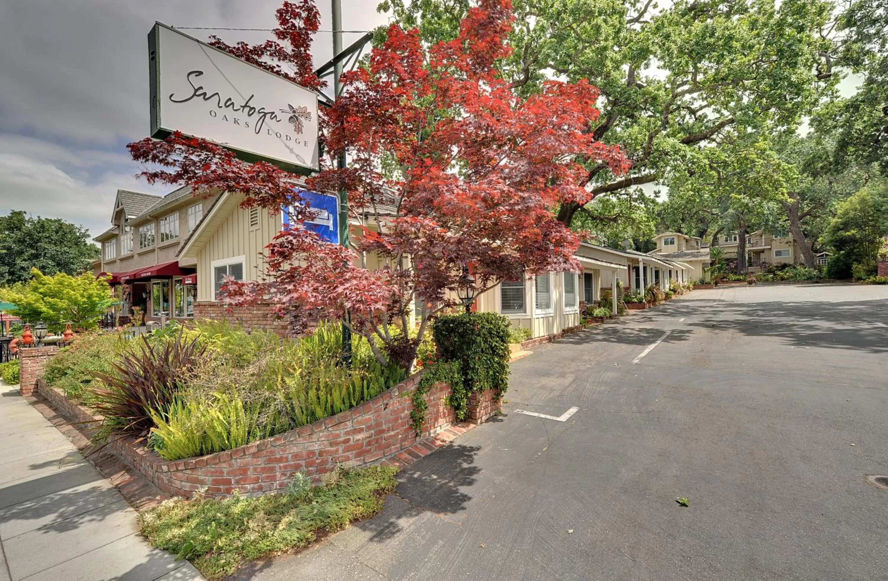 Property building in Saratoga Oaks Lodge