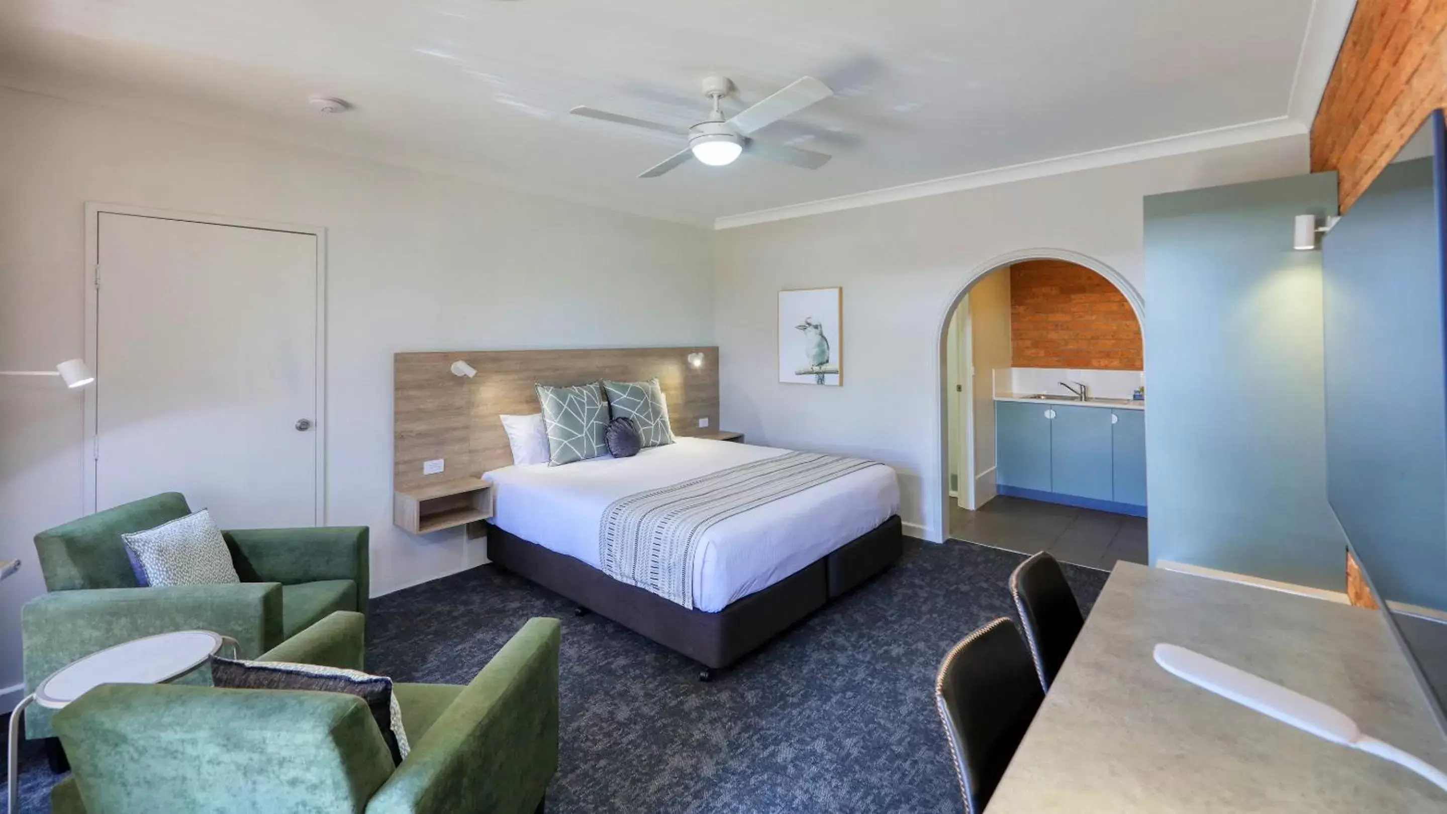 Photo of the whole room, Bed in Hamilton Henry Parkes Motor Inn