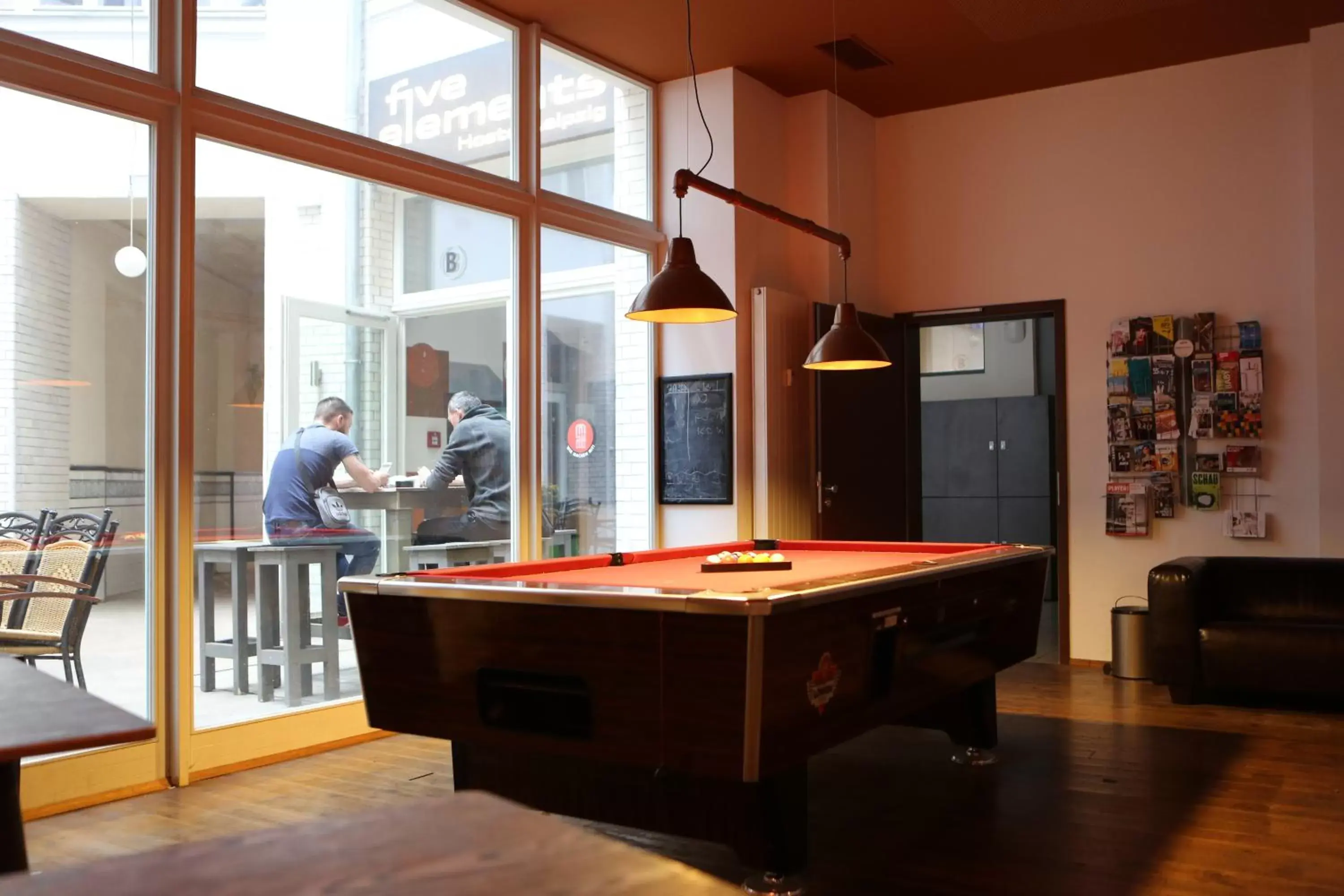 Communal lounge/ TV room, Billiards in Five Elements Hostel Leipzig