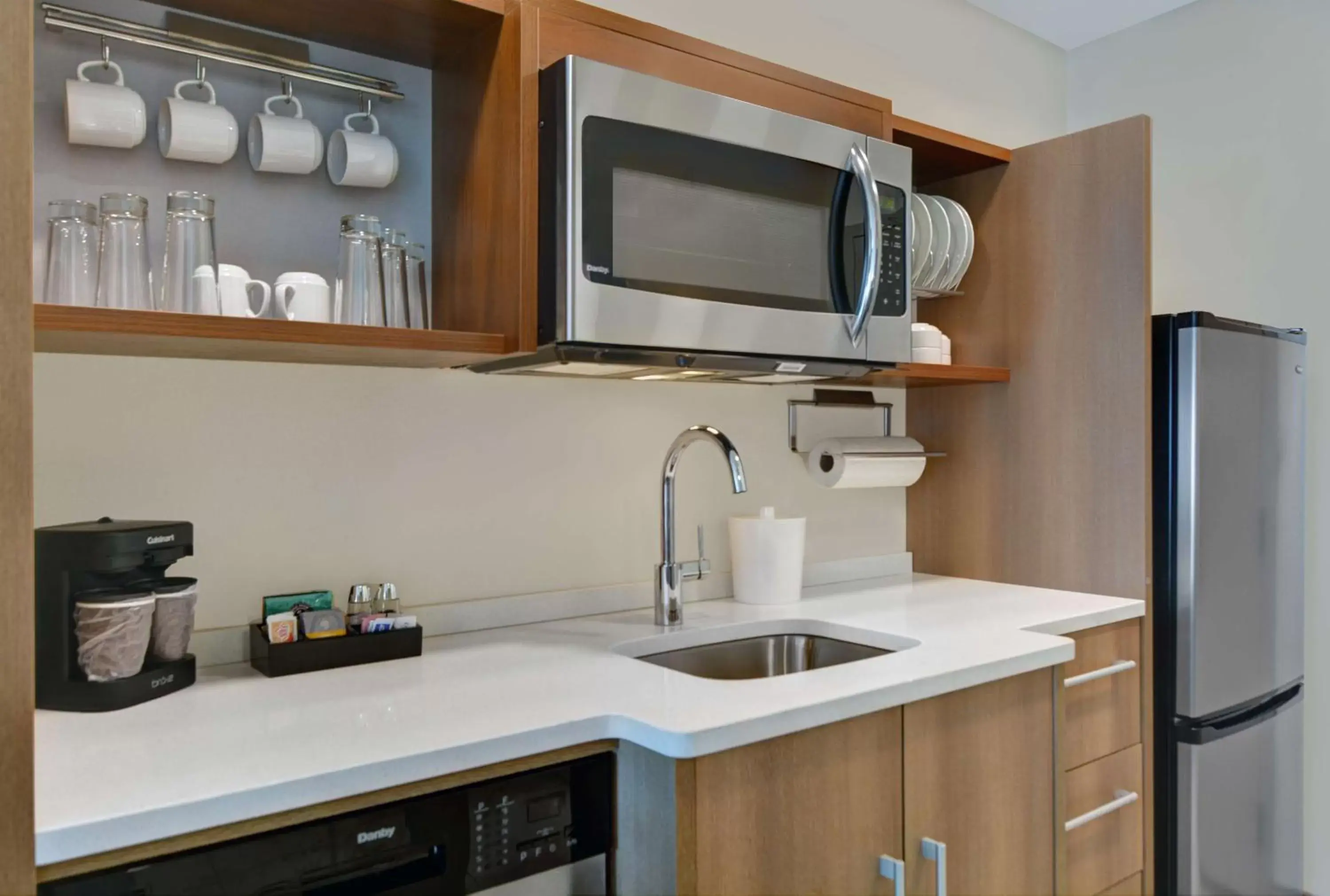 Kitchen or kitchenette, Kitchen/Kitchenette in Home2 Suites by Hilton Fort Myers Colonial Blvd