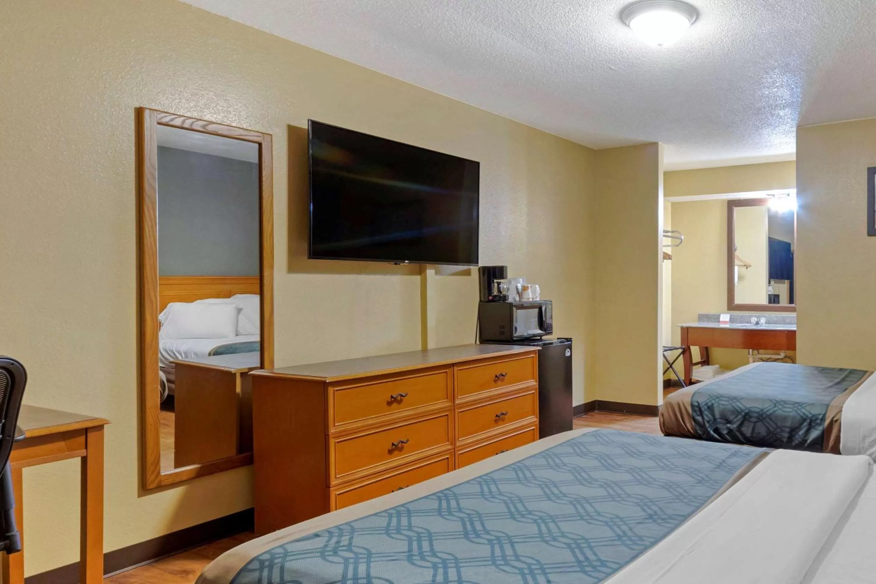 Photo of the whole room, Bed in Econo Lodge